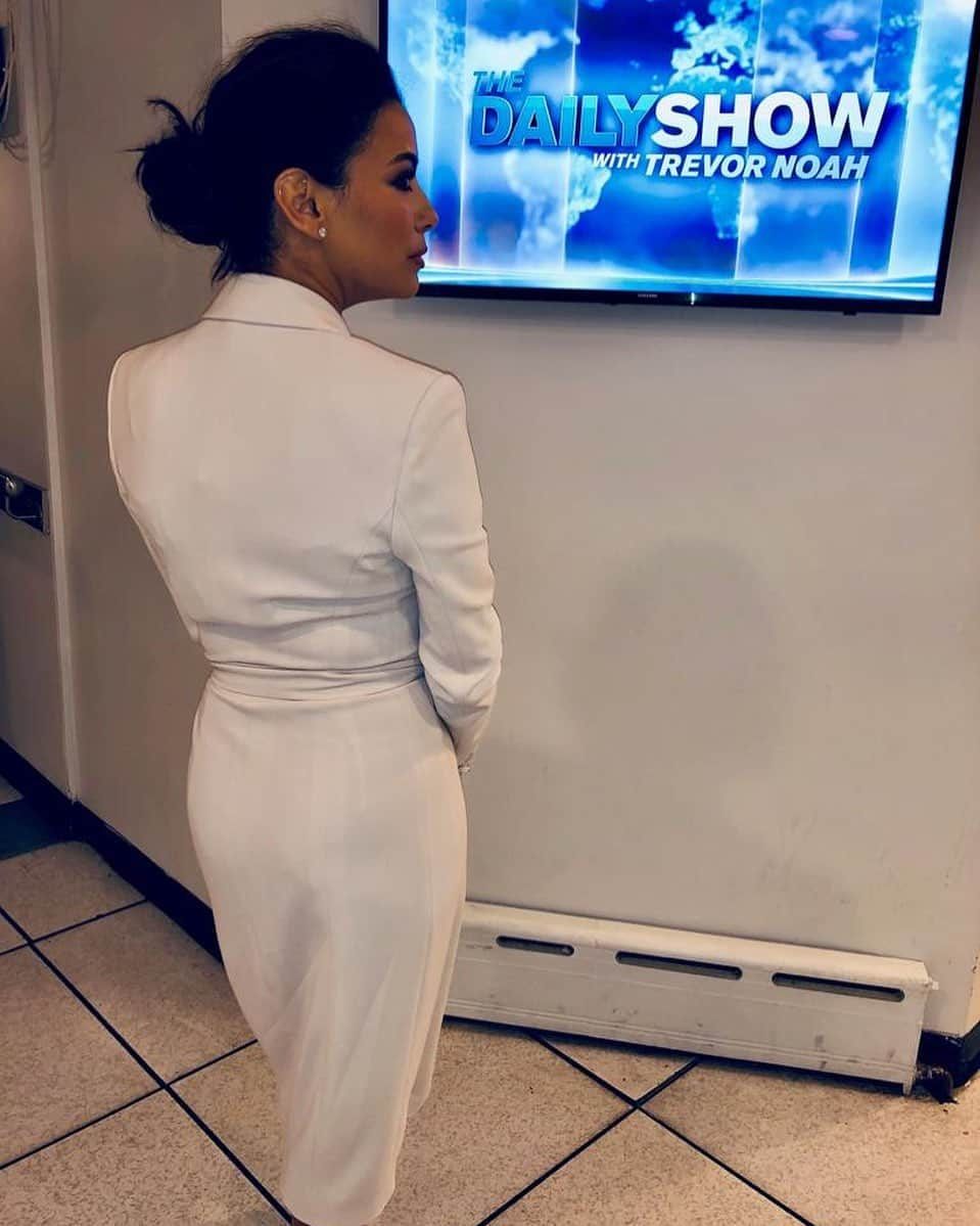 エヴァ・ロンゴリアさんのインスタグラム写真 - (エヴァ・ロンゴリアInstagram)「Tune into @thedailyshow tonight catch my conversation with Trevor Noah... #doramovie」8月6日 9時48分 - evalongoria