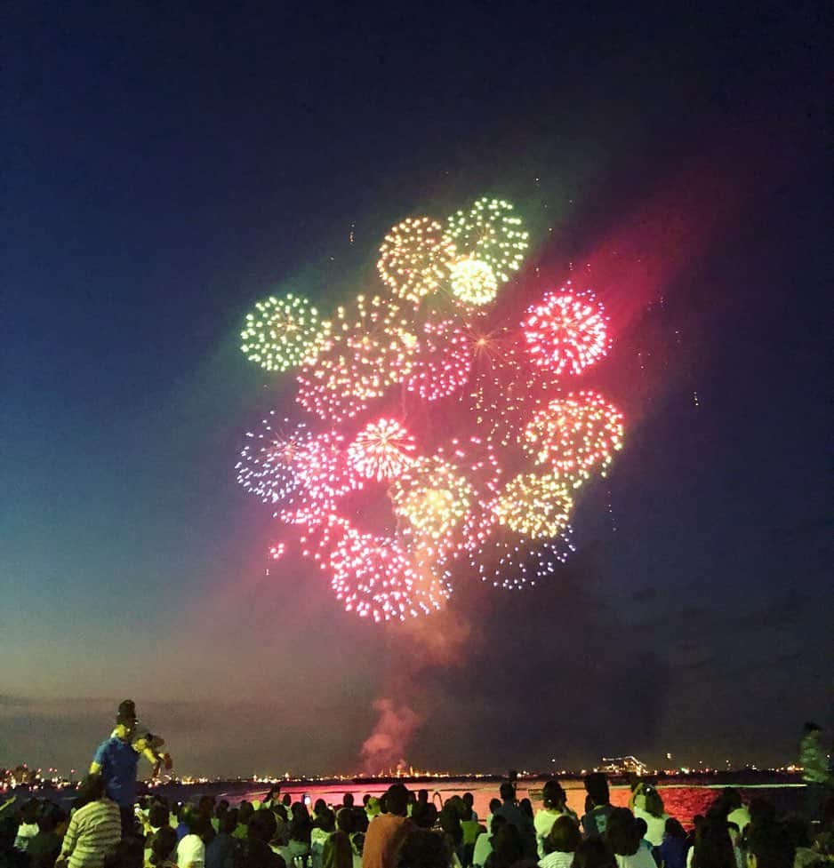 小俣里奈さんのインスタグラム写真 - (小俣里奈Instagram)「横須賀の花火大会 広い海がキャンパスみたいでとっても素敵でした！！！ 海に映る花火も後ろの遠くの景色もすごくすごく綺麗だった🧚‍♂️✨ 花火って、その場にいるみんなで『おぉーー！！』って感動したりスターマイン後には拍手したり、 なんか舞台みたいで、花火はもちろん 花火を見ているっていうことが 人間って感じしてすごく好きです☺️笑  #花火大会  #横須賀  #横須賀開国祭  #浴衣 は残念ながら着ることができず #お祭り  #ビール 片手に🤳」8月6日 9時50分 - omatarina