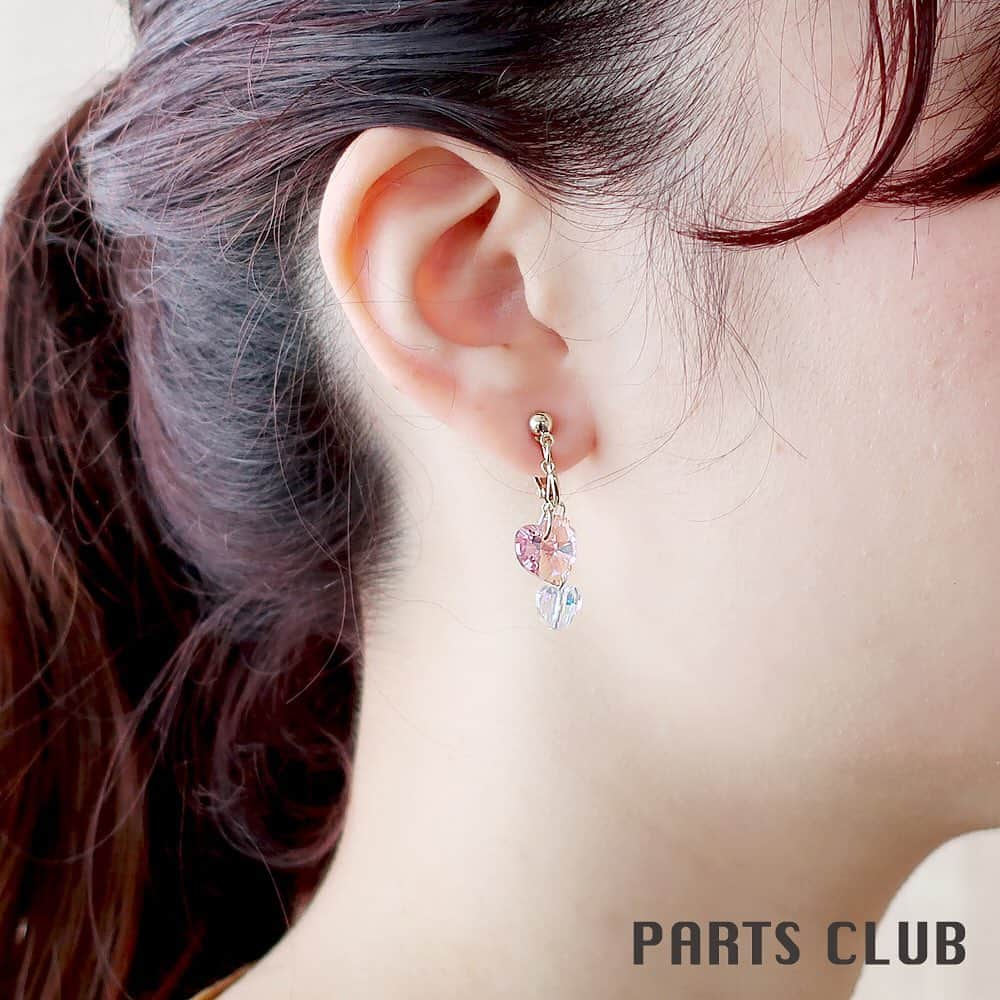 パーツクラブ Partsclub 公式アカウントさんのインスタグラム写真 - (パーツクラブ Partsclub 公式アカウントInstagram)「・ ﻿ ﻿ 💠Simple jewelry collection💠﻿ ﻿ スワロフスキー・クリスタルを使って作る、ラグジュアリーな雰囲気の大人シンプルジュエリー。💍﻿ ﻿ ﻿ 〜２色のハートモチーフのスワロフスキー・クリスタルで作るイヤリングは輝きも可愛いさも２倍のアイテムです💕〜﻿ ﻿ ﻿ ※商品の取り扱いは店舗（オンラインショップ含む）により異なります。﻿ ﻿ ﻿ #夏コーデ#夏イヤリング#夏﻿ #パーツクラブ公式アカウント﻿ #パーツクラブ#グランプレール﻿ #アクセサリー#パーツ#ビーズ#ビーズアクセサリー﻿ #ハンドメイド#ハンドメイドアクセサリー﻿ #手作りアクセサリー#ネックレス#手作りネックレス#ピアス#手作りピアス#イヤリング#手作りイヤリング﻿ #ハンドメイドネックレス#簡単ネックレス#簡単ピアス﻿ #パーツクラブ動画﻿ #partsclub#handmade#accessory」8月6日 9時52分 - partsclub_official