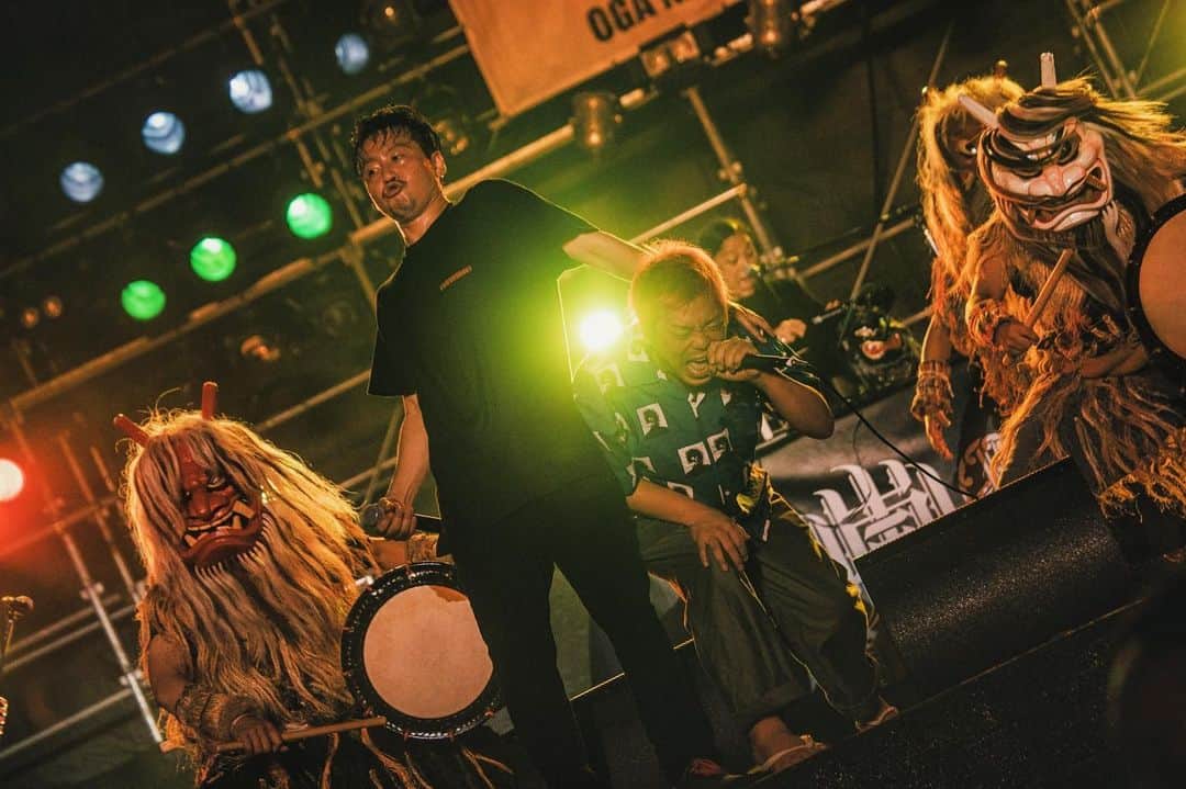 KAI_SHiNEのインスタグラム：「男鹿の鬼。 京都の鬼。 湘南の鬼。 🤘👹👹👹🎶 pix by @nekoze_photo  #yamaarashi #rottengraffty  #namahage #unesco #onrf #山嵐 #鬼 #なまはげ #感謝 #jp」