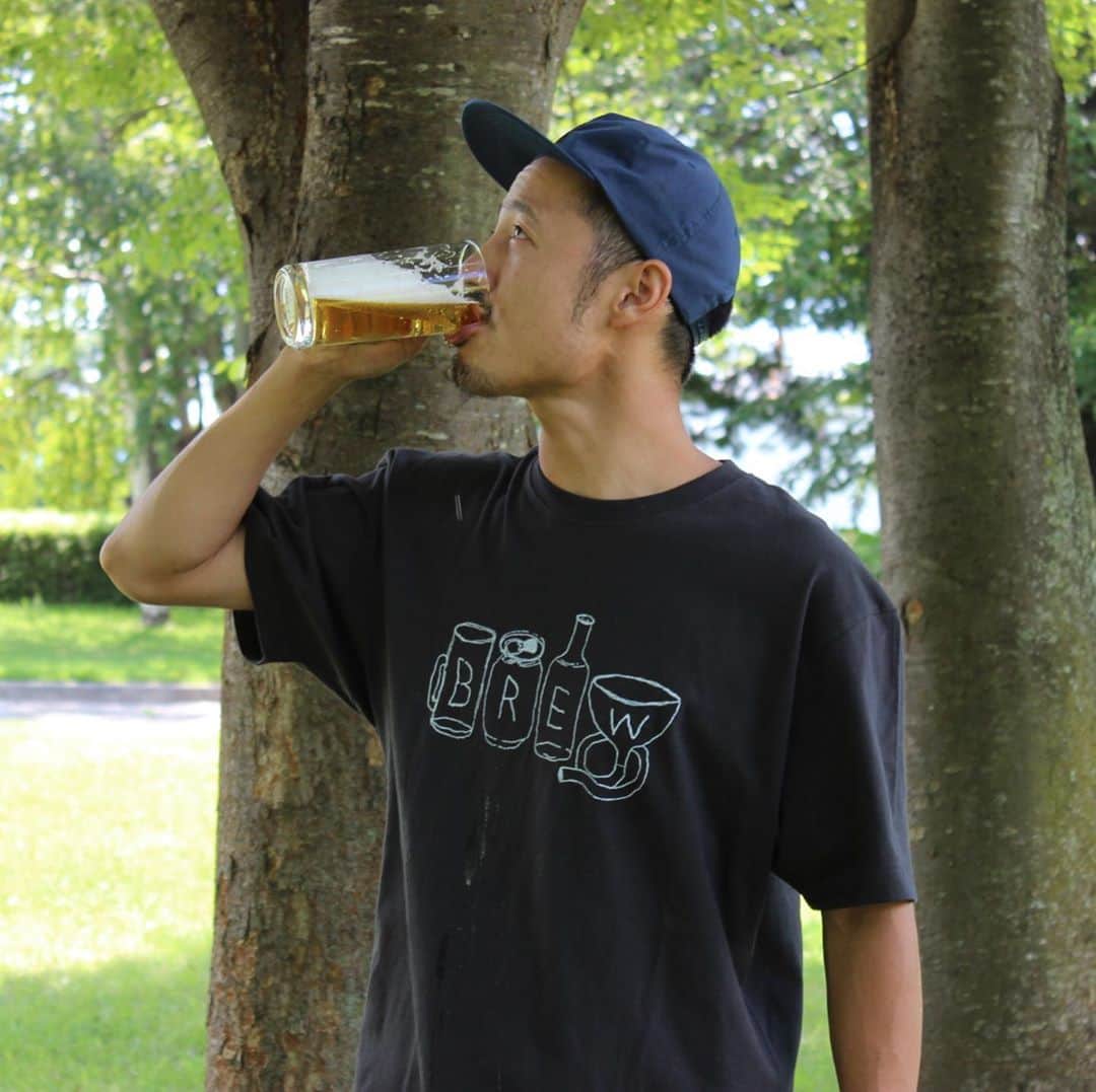 のインスタグラム：「あなたはどれで飲む？ #MUG #CAN #BOTTLE #BONG #4ways ¥3900 @brewclothes  #酒好きのアパレルブランド」