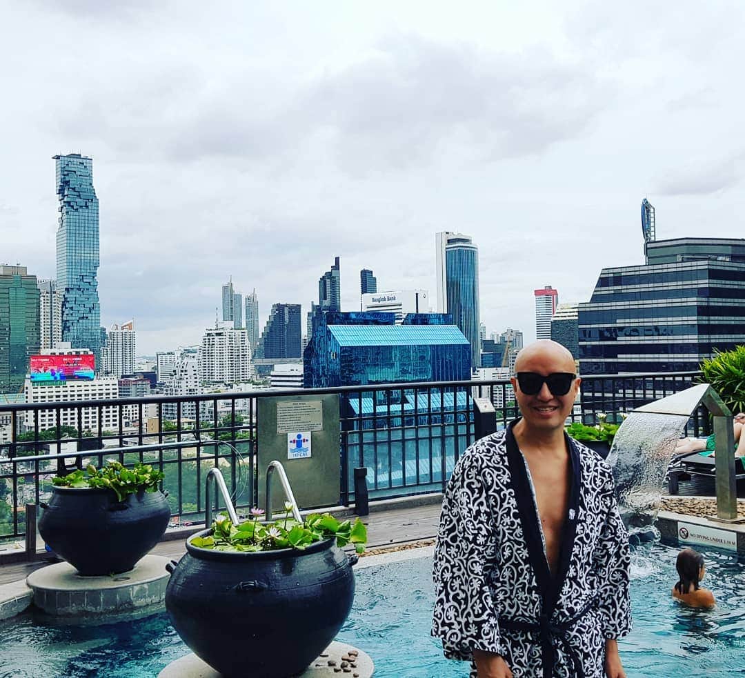ホン・ソクチョンさんのインスタグラム写真 - (ホン・ソクチョンInstagram)「#방콕 #bkk 마지막날 드디어 해가 나왔다 짧게 수영장놀이 해가 더 쨍했으면. 운동안해서 노출은 민폐 ㅋ」8月6日 15時23分 - tonyhong1004