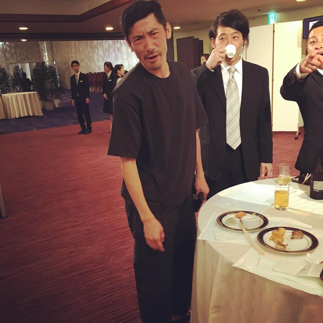 篠宮暁さんのインスタグラム写真 - (篠宮暁Instagram)「横山たかし師匠を偲ぶ会に参加させていただきました。 ひろし師匠とくにおとおる師匠の弔辞は素晴らしく 漫才師が亡くなった時にかけて欲しい言葉の連続でした。 そんな素晴らしい会にTシャツで来たチョップリン西野さん。 それはないですよと言ってる最中、同じ格好で来てはったのは朝起太郎師匠。」8月6日 15時23分 - shinomiyaakira