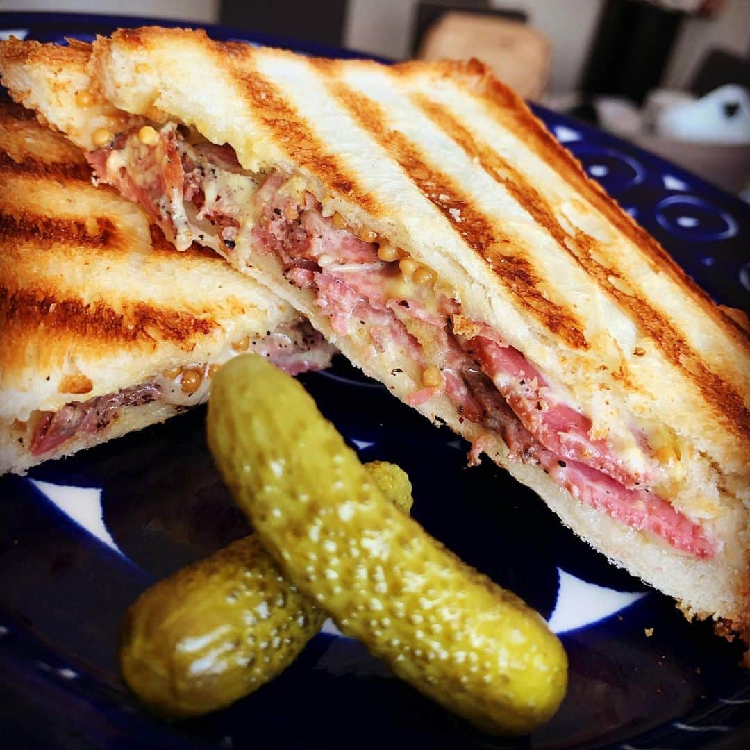 小堀ケネスさんのインスタグラム写真 - (小堀ケネスInstagram)「A simple Pastrami and Cheese Panini with Tasmanian mustard seed and mayo to start the day!☀️ 今朝はパストラミビーフとチーズパニーニ。タスマニアマスタードシードとマヨで仕上げました！😋 今日もステキな一日になりますように！  #notdrunk #deandeanpanini #pastramiandcheese #foodie #lookslikeagoodday #ディーンディーンパニーニ #パストラミ #チーズ  #ディーン君 #ハッピー  @mariakamiyama」8月6日 9時59分 - kenkob0903