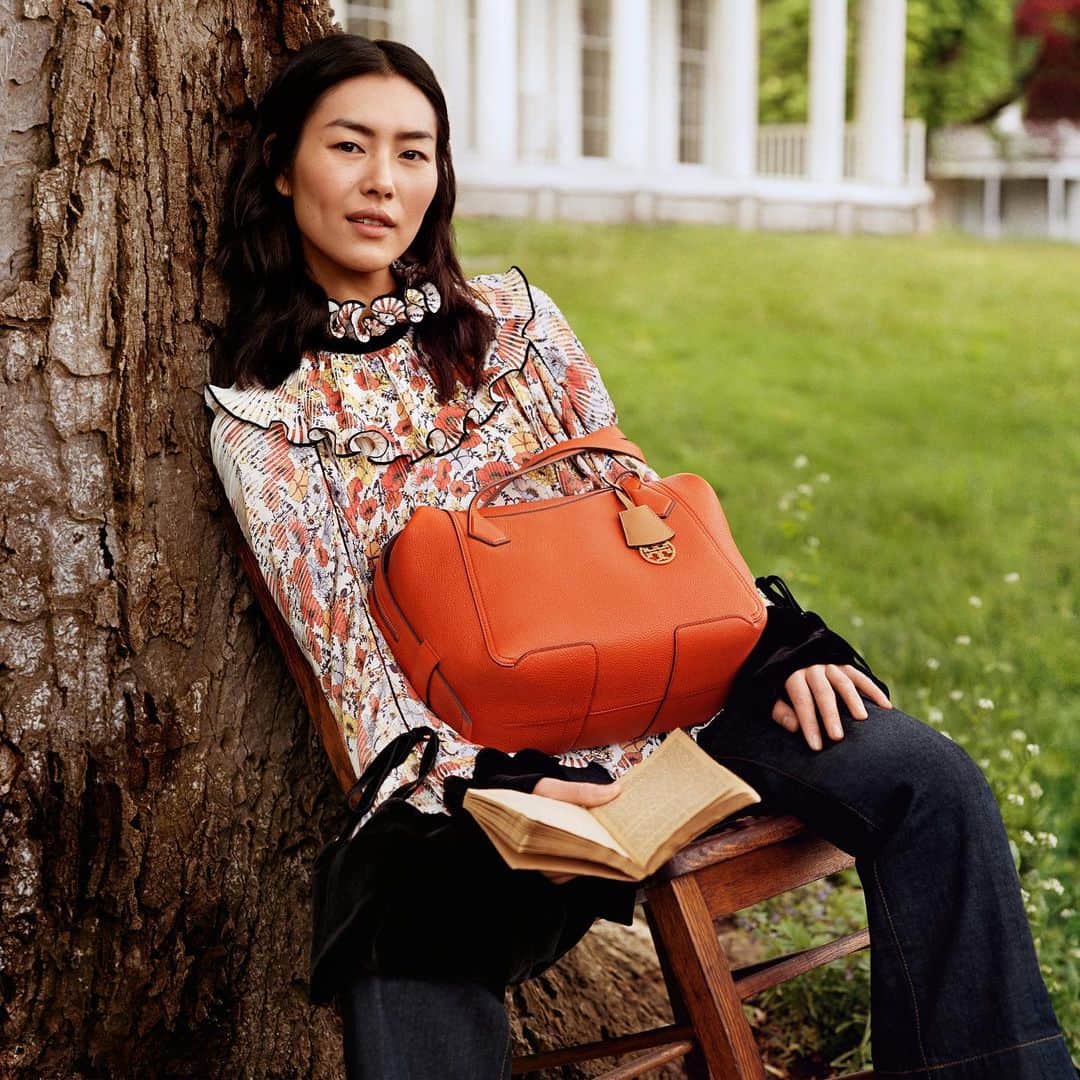 リウ・ウェンのインスタグラム：「New @toryburch campaign is all pleasant fall vibes! Thank you to Tory @alasdairmclellan @benjaminbruno_ @lynseyalexander @jamespecis for a great pair of shoot days! 🗞📚🌿#ToryBurchFW19」