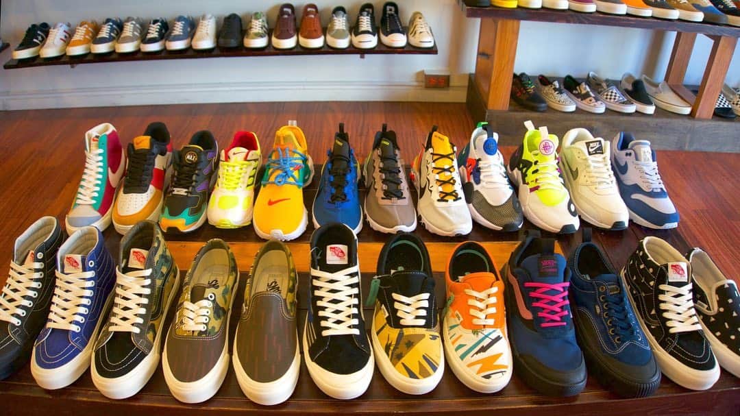 本多洸亮さんのインスタグラム写真 - (本多洸亮Instagram)「靴可愛かった👟👏 新店舗行きたかった…泣 今回の Hawaiiでは子供達の靴をたくさん買いました🤙🏽 パパのは2足だけ🙌  #kickshi #Hawaii #sneakers #fashion #子供の靴可愛くて安かった」8月6日 10時14分 - kosuke_k42