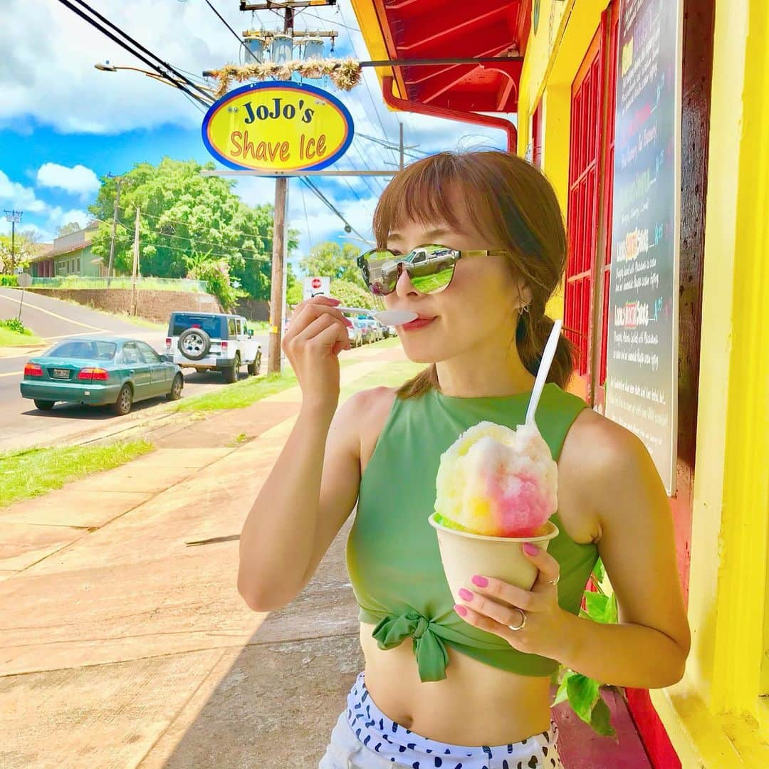 小嶋彩乃のインスタグラム：「Life is like a rainbow. Live colorfully🌈  #練乳かかってた😍❤️ #日本の夏祭り思い出すね💛#kauai #hawaii #summervibes #travelgram #seetheworld #hawaiianshavedice #rainbowfood #vacationtrip #islandsofadventure #workoutlife #カウアイ島 #ハワイ #旅スタグラム #海外生活 #筋トレ女子」