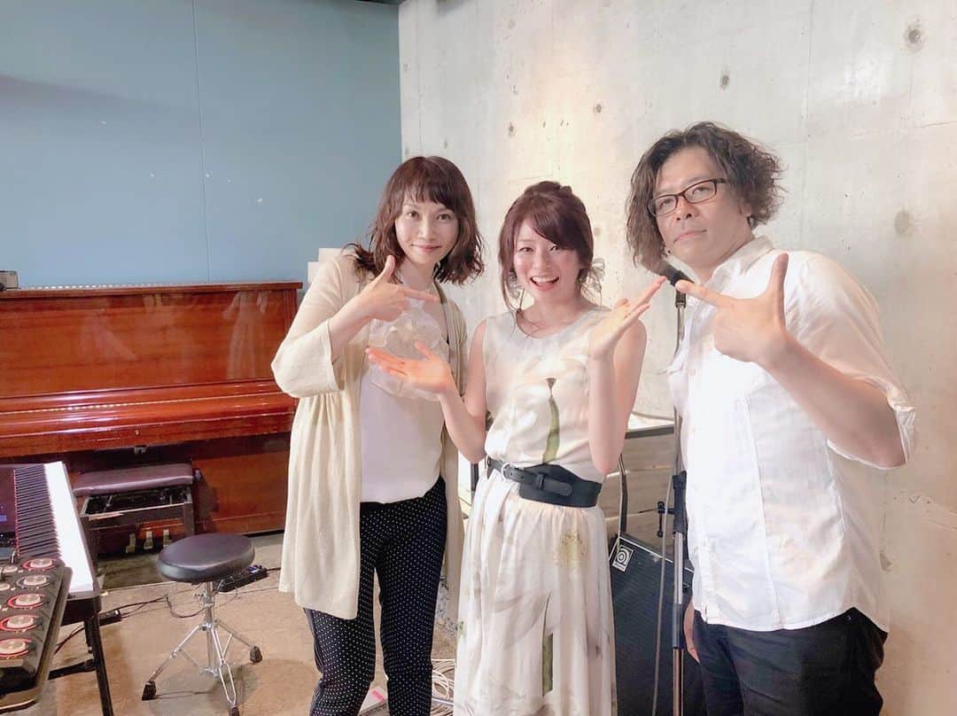 Jun Futamataさんのインスタグラム写真 - (Jun FutamataInstagram)「16歳の頃に感銘を受けたあの曲も、 初めて演奏したオリジナルの新曲も、 チャレンジングなスキャット曲も、 "今"表現したいことを詰め込めたライブになりました。 尊敬する陽子さんと、鉄井さんのトリオ編成も最高に心地よく、燃えました！！ 2019.8.3.Sat Live at Weekend Garage Tokyo Vocal&Looper Jun Futamata Key 山﨑陽子 Bass 鉄井孝司  1st Flor de Lis Love theme from Spartacus Sunrise Just the two of us Just In Time  2nd Lullaby of Birdland Naima Peace Gravity 🌟新曲 La fiesta Mirage  ルーパー の新しい機能を使えるようになるまで、取説を行ったり来たりしながら丸3日かかったけど、またひとつ新しい魔法が使えるようになりとても嬉しい🤩✨ #junfutamata #yokoyamazaki #kojitetsui #RC505 #livelooping #looper #bossloopstation  #originalsong」8月6日 10時11分 - junfutamata