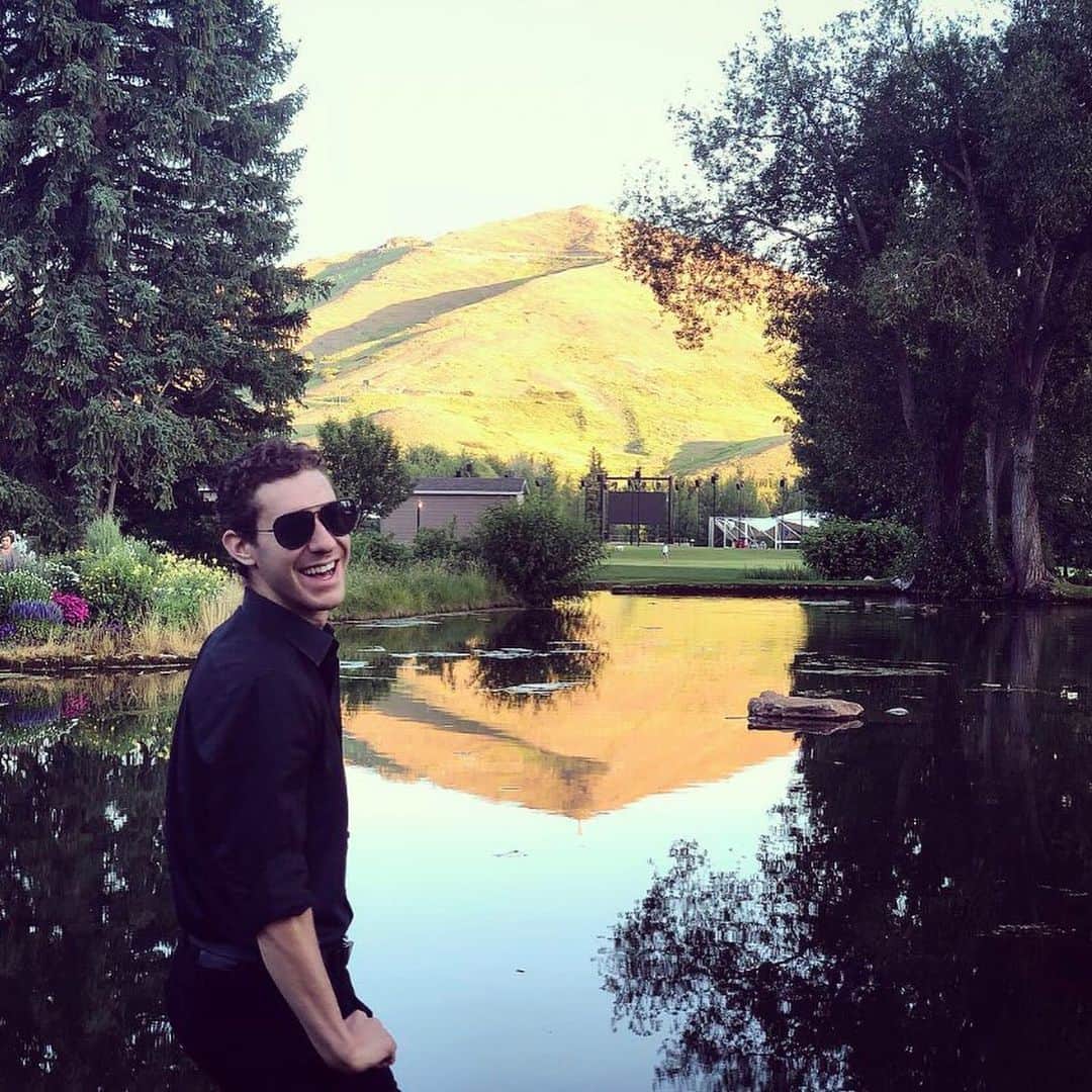 ジェイソン・ブラウンのインスタグラム：「Hey August! 😉🖤📸 • 👋 8月! ✨」