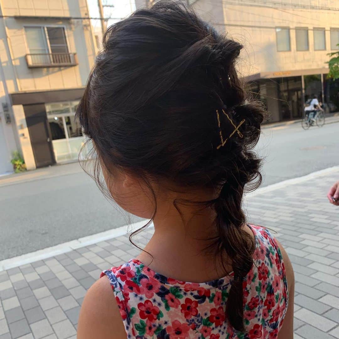 【北堀江・美容室 peaks hair】のインスタグラム：「ㅤㅤㅤㅤㅤㅤㅤㅤㅤㅤㅤㅤㅤ 🌼簡単アレンジ🌼 ㅤㅤㅤㅤㅤㅤㅤㅤㅤㅤㅤㅤㅤ  子供が大好きアナ雪エルサスタイルです！❄ ㅤㅤㅤㅤㅤㅤㅤㅤㅤㅤㅤㅤㅤ stylist オクノ ㅤㅤㅤㅤㅤㅤㅤㅤㅤㅤㅤㅤㅤ #peakshair #ピークスヘアー#堀江#北堀江#美容室##Instahair#hairstyle#Instafashion#イルミナカラー#小顔#美意識#おしゃれな人と繋がりたい#おしゃれ#お洒落#ヘアアレンジ#ヘアスタイル」