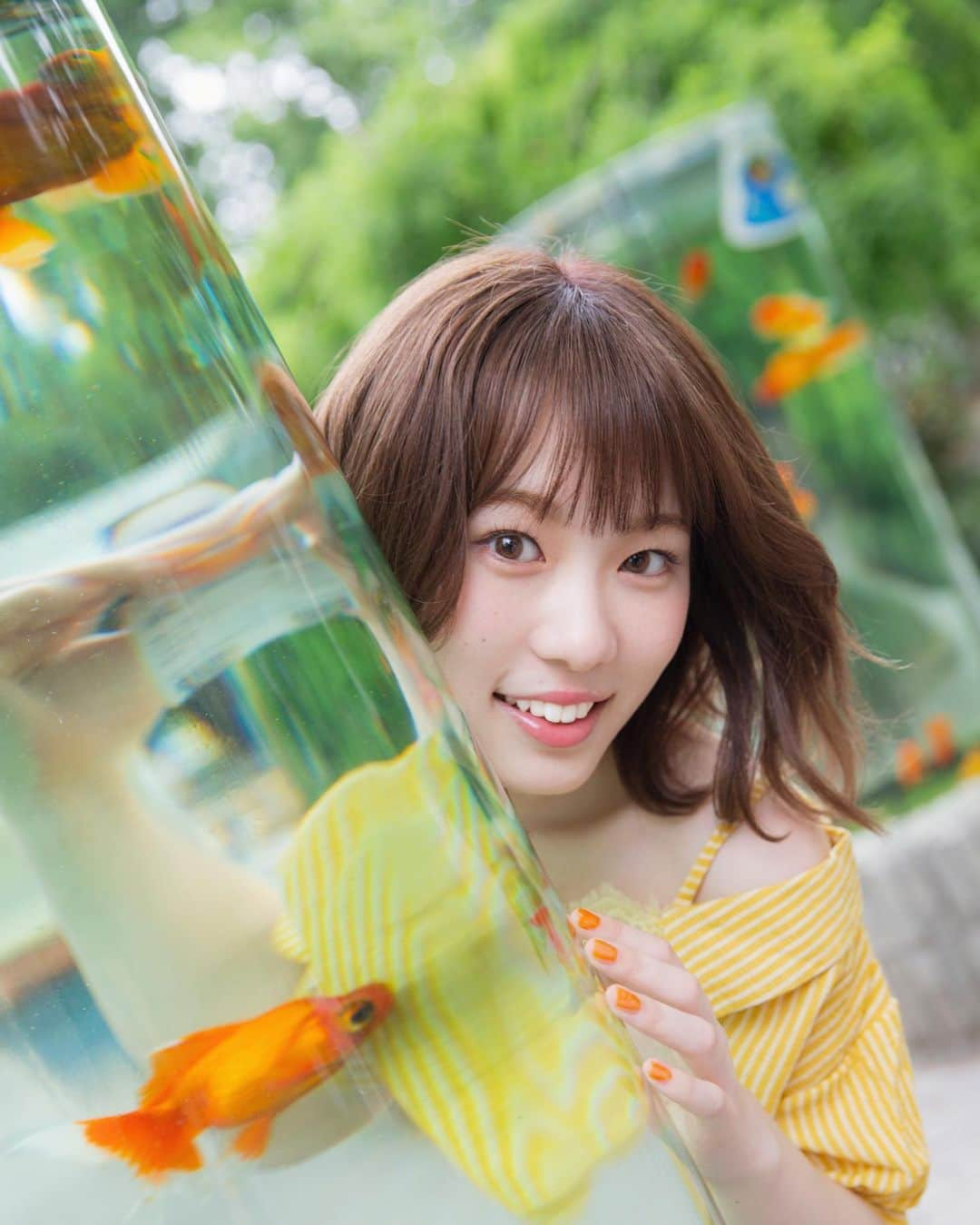 小池美波 1st写真集公式アカウントのインスタグラム：「#上海動物園 にはパンダももちろんいますが、こんな映えな金魚の水槽も🐠 水槽から顔を出すみいちゃんにきゅんです😍 #小池美波 #欅坂46 #みいちゃん #小池美波写真集 #みいちゃん写真集 #みいちゃんと旅」