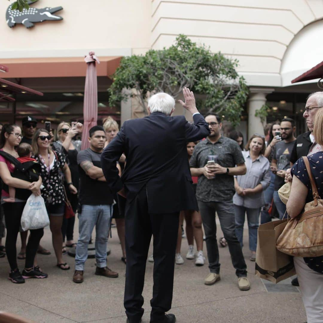 バーニー・サンダースさんのインスタグラム写真 - (バーニー・サンダースInstagram)「A trip to Ruby’s becomes a chance for one more town hall.」8月6日 10時29分 - berniesanders