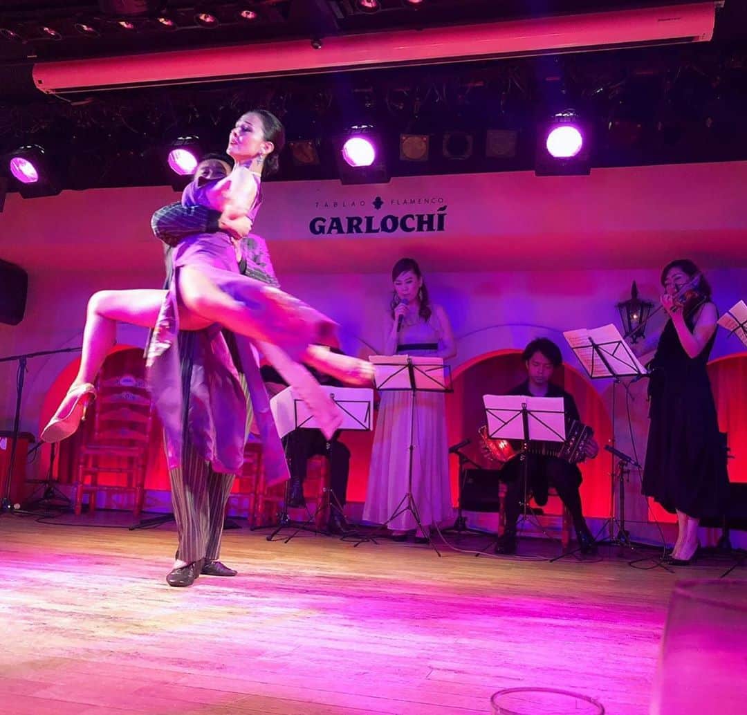 杉本彩さんのインスタグラム写真 - (杉本彩Instagram)「* 8月4日の Tango✖️Flamenco 第2弾❗️ 『Dos CARAS 〜もうひとりの私〜』 「オブリビオン」は寿永アリサさんの歌をバックに踊りました🎶  今回の第2弾のコラボ公演も、アリサさんが音楽ディレクションを手がけてくれました✨  #tango #argentinetango  #flamenco #ガルロチ #タブラオフラメンコガルロチ  #オブリビオン #寿永アリサ  #入交恒子」8月6日 10時40分 - sugimoto_aya0719
