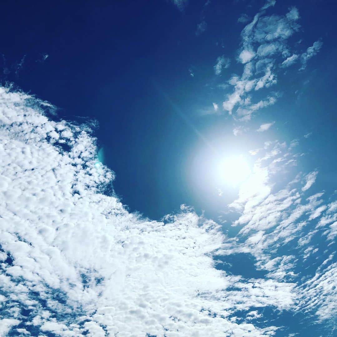 熱海市さんのインスタグラム写真 - (熱海市Instagram)「本日も熱海快晴！☀️ #熱海快晴 #空が青い #太陽眩しい #日差しが強くて #通勤だけで日焼けしそう #暑い日 #海でも行きたいな #熱海のビーチは混んでます #熱海の夏」8月6日 10時36分 - atami_official