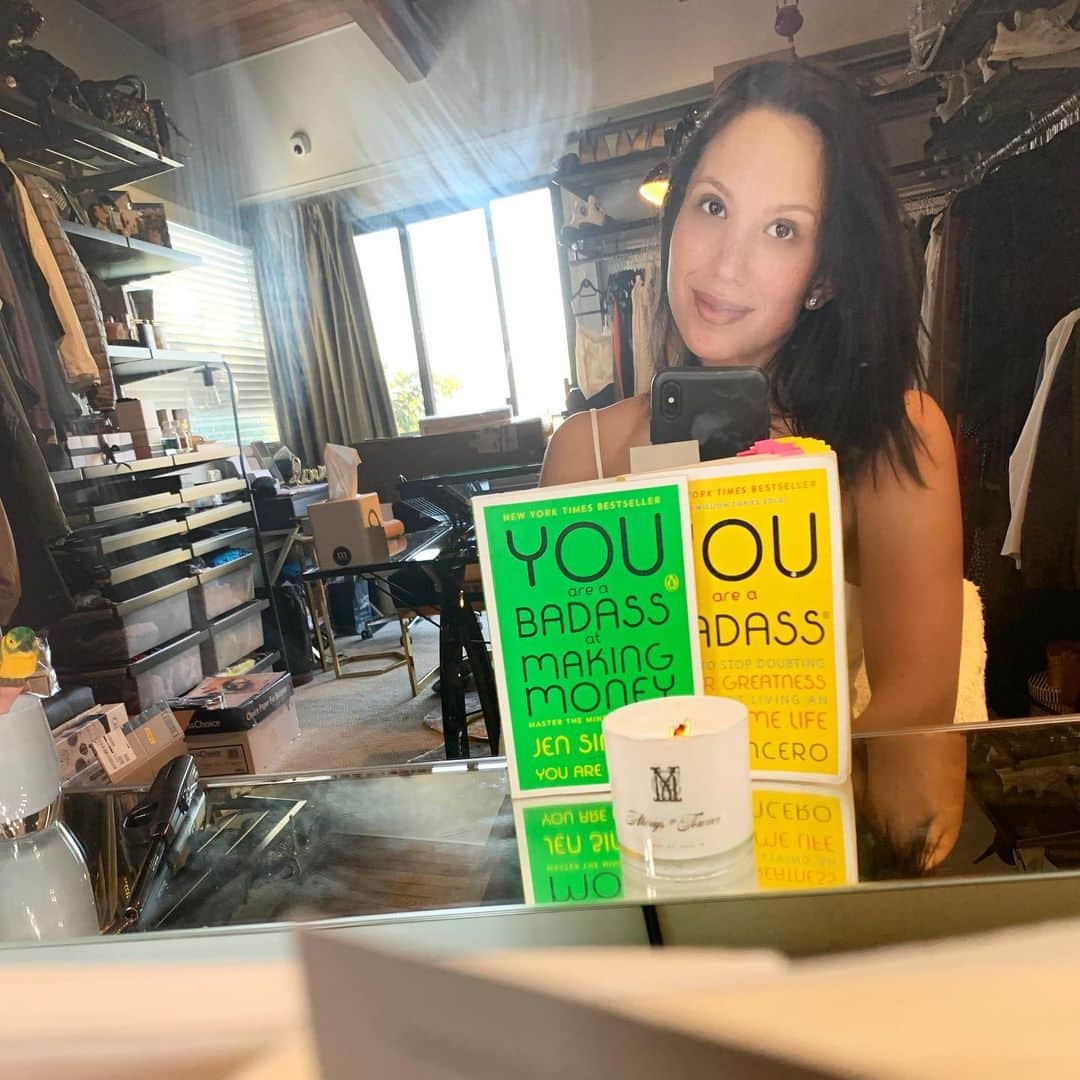 シェリル・バークさんのインスタグラム写真 - (シェリル・バークInstagram)「I wanted to share with you all some things I’ve been reading that have really helped me change my thinking lately. I read “You Are a Badass” by @jensincero on my honeymoon and absolutely loved it, especially this: “If you’re serious about changing your life, you’ll find a way. If you’re not, you’ll find an excuse.” . Have you read this series? What other books should I add to my list? #MondayMotivation #BurkesBookClub」8月6日 10時48分 - cherylburke