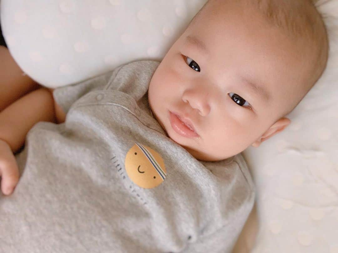 のインスタグラム：「👶﻿ ﻿ まぁるい顔がふたつ。﻿ ﻿ 👨が﻿ 「あ！五味太郎や！めっちゃ好きやねん！」﻿ ﻿ って興奮😤してたけど、この絵そうなのかな？﻿ ﻿ ﻿ ﻿ #babygap﻿ #五味太郎  #たしかに似てる #五味太郎デザイン  #ロンパース  #3ヶ月 #赤ちゃんのいる生活  #早く咳治りますように」
