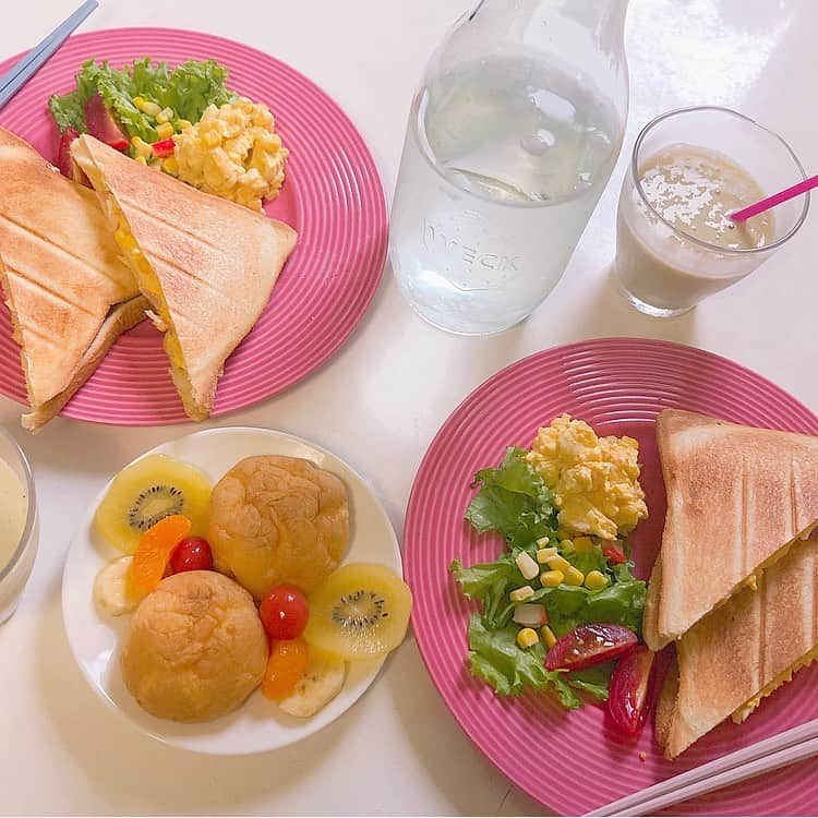 _rei_rei_27さんのインスタグラム写真 - (_rei_rei_27Instagram)「本日の#レイレイカフェ は﻿ ホットサンド🥪でした～﻿ ﻿ 卵とチーズとハムが入ってます♡♡︎﻿ ﻿ スムージーは𓎰ᐧ𓂂﻿ 大麦若葉➕バナナ➕キュウイ➕桃➕バニラ﻿ ﻿ 朝から食べ過ぎて気持ち悪い𓏧﻿ ﻿ ______________________________________________________ #おうちごはん#我が家の朝ごはん#朝ごはん#カフェ風#ピンク#ホットサンド#卵サンド」8月6日 10時57分 - chouchou_rei_rei