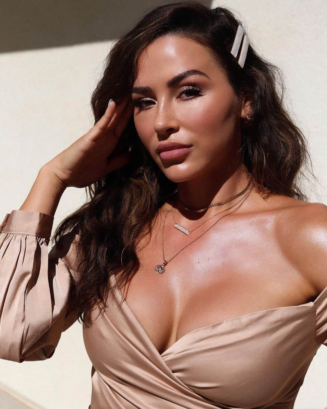 アナ・チエリさんのインスタグラム写真 - (アナ・チエリInstagram)「This Monday got me in a Mood.  But I’m still gonna glow on em! 👏🏽 #SmilingOnTheInside #Beauty #Makeup #Glow #Bronzed #Skin  Stunning photo by @benmoreland 💫💫💫」8月6日 11時02分 - anacheri