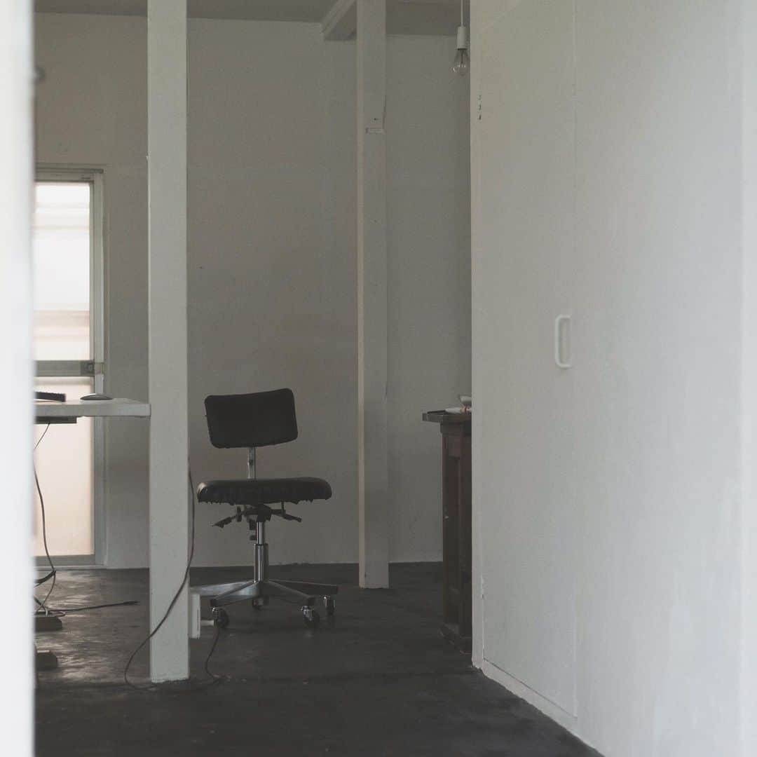 のインスタグラム：「台風 皆さまお気をつけて #interior #インテリア #renovation #selfrenovation #atelier #作業場」