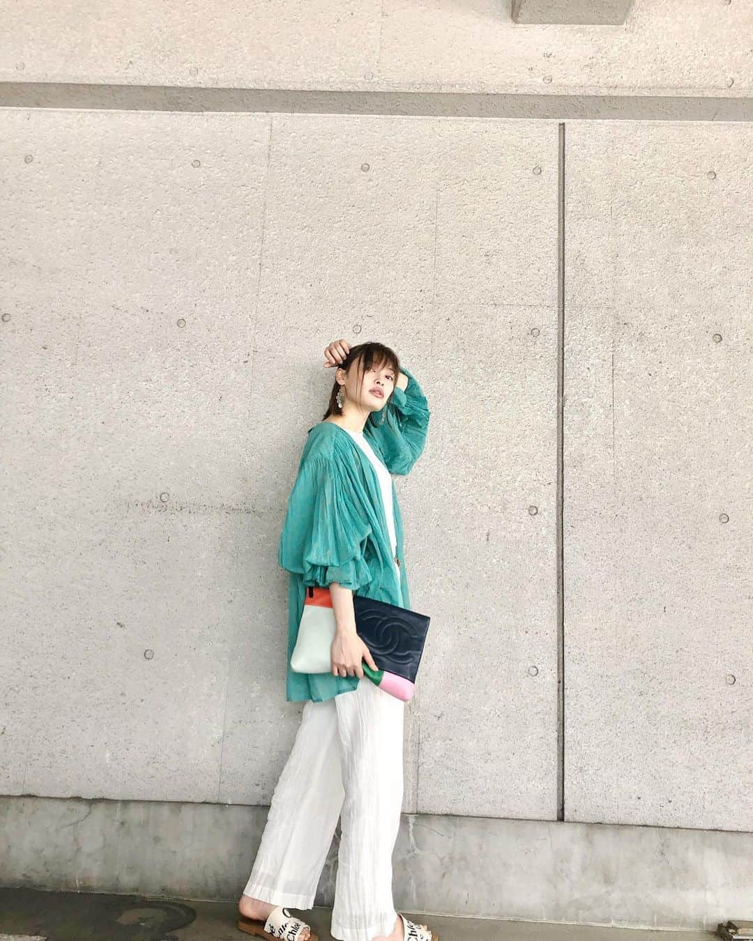 大政絢さんのインスタグラム写真 - (大政絢Instagram)「#今日の絢服 毎日暑いですが体調崩していませんか？北海道でも気温が変わらないみたいで…一緒に夏を乗り切りましょうね！ gown @velnica_japan  pants @snidel_official  shoes @chloe  bag  @chanelofficial」8月6日 11時10分 - aya_omasa_official