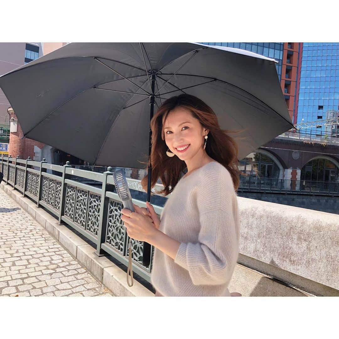 有村実樹さんのインスタグラム写真 - (有村実樹Instagram)「⛱﻿ 今日も暑い！﻿ 日傘とポータブル扇風機で乗り切りました💦﻿ ﻿ 暑さMAXのお昼前に撮影が終わって一安心〜😌﻿ ﻿ ﻿ ﻿ 夜は２１時からインスタライブです♪﻿ ぜひ見に来てくださいね。﻿ ﻿ ﻿ ﻿ ﻿ #美人百花 #ファッション #撮影 #秋冬 ﻿ #扇風機 #日傘」8月6日 11時21分 - arimura_miki