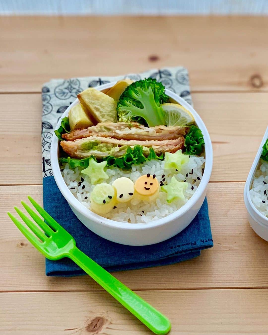 maki ogawaさんのインスタグラム写真 - (maki ogawaInstagram)「おはようございます。﻿ 今日も暑いですねー☀️☀️☀️ ﻿ ﻿ こんな日はお家の中でゆっくり涼んでいたい😵😵😵 ﻿ ﻿ 今日も﻿ NHK総合テレビ 12:22からのBento Expo ﻿ をよろしくお願いします。﻿ ﻿ 今日は焼き鳥弁当と﻿ アサリおにぎりです❤️❤️ ﻿ ﻿ #bentoexpo #nhk #nhkworld #nhkworldtv ﻿ #foodstagram #lunch #Japanese_food #japanfood #yummy #obento  #bento #decoben #bentoexpo #japanesecuisine  #japanesebento #instart #お弁当記録 #料理好きな人と繋がりたい #おべんとう記録 #おべんとう作り楽しもう部 #お弁当 #bentomaker #bentolover #おべんたぐらむ #ママリクッキング #nhk ﻿ http://www.facebook.com/cuteobento﻿ http://cuteobento.blog.jp」8月6日 11時21分 - cuteobento