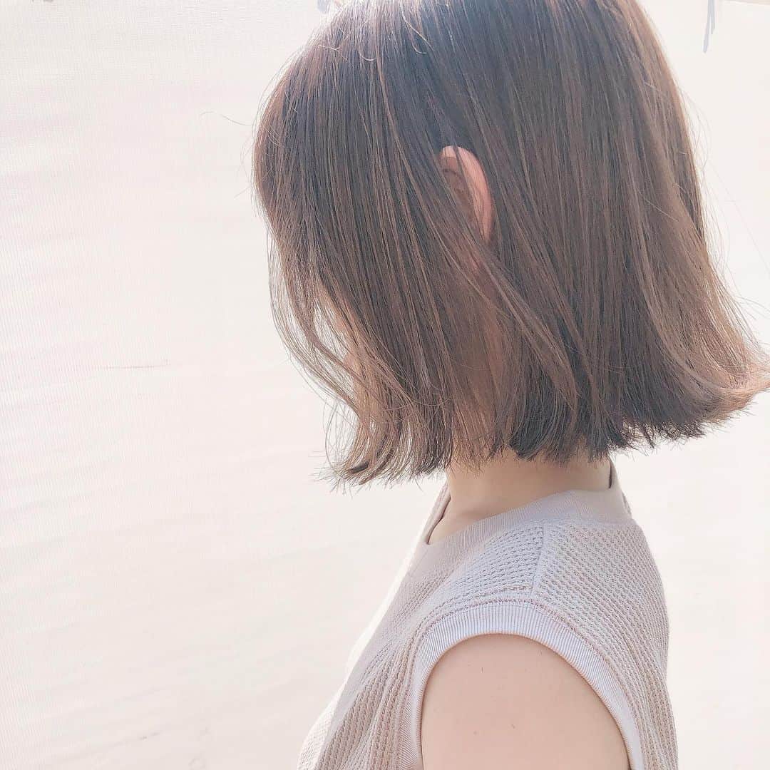 飛田彩さんのインスタグラム写真 - (飛田彩Instagram)「ハイライトは色落ちしてもかわいいデザインで入れています💗  モカグレージュ🥳  #hair#モカグレージュ#ラインボブ#ベージュ」8月6日 11時32分 - tobiayatobi