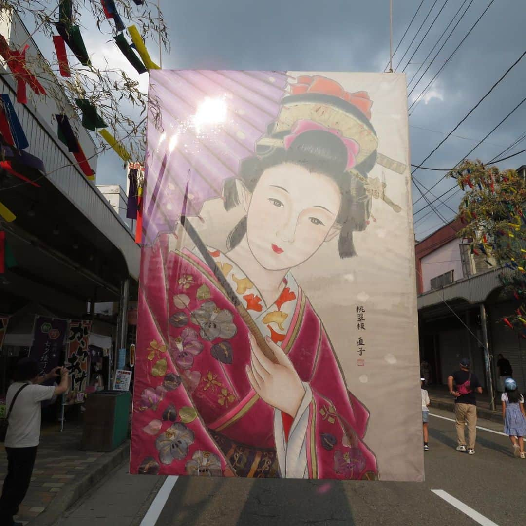 魔女菅原さんのインスタグラム写真 - (魔女菅原Instagram)「#湯沢絵どうろうまつり  秋田県湯沢市で毎年8/5〜8/7行われる、美人画の絵どうろうのお祭り。 灯りを入れるとまた一際映えます。  友達がずっと出していて見に来るようになって10年経ちました。美人画というシバリはありますが、個性の輝く多彩な作品が多くレベルの高さに驚きます。  今年は三日間晴れるみたいでよかったです。  今年から一般参加の投票も始まったそうです。この全国的にもめずらしい華麗なお祭りがもっと広く知られてずっと続きますように。  そして今回友達のこの絵どうろうが特選に選ばれてうれしい😆✨。 #東北夏祭り #湯沢市 #絵どうろう #魔女菅原」8月6日 11時26分 - hatsuyosugawara