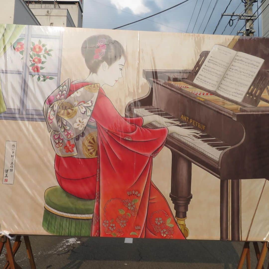 魔女菅原さんのインスタグラム写真 - (魔女菅原Instagram)「#湯沢絵どうろうまつり  秋田県湯沢市で毎年8/5〜8/7行われる、美人画の絵どうろうのお祭り。 灯りを入れるとまた一際映えます。  友達がずっと出していて見に来るようになって10年経ちました。美人画というシバリはありますが、個性の輝く多彩な作品が多くレベルの高さに驚きます。  今年は三日間晴れるみたいでよかったです。  今年から一般参加の投票も始まったそうです。この全国的にもめずらしい華麗なお祭りがもっと広く知られてずっと続きますように。  そして今回友達のこの絵どうろうが特選に選ばれてうれしい😆✨。 #東北夏祭り #湯沢市 #絵どうろう #魔女菅原」8月6日 11時26分 - hatsuyosugawara
