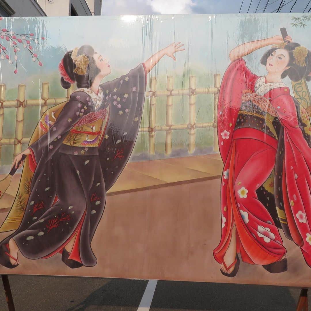 魔女菅原さんのインスタグラム写真 - (魔女菅原Instagram)「#湯沢絵どうろうまつり  秋田県湯沢市で毎年8/5〜8/7行われる、美人画の絵どうろうのお祭り。 灯りを入れるとまた一際映えます。  友達がずっと出していて見に来るようになって10年経ちました。美人画というシバリはありますが、個性の輝く多彩な作品が多くレベルの高さに驚きます。  今年は三日間晴れるみたいでよかったです。  今年から一般参加の投票も始まったそうです。この全国的にもめずらしい華麗なお祭りがもっと広く知られてずっと続きますように。  そして今回友達のこの絵どうろうが特選に選ばれてうれしい😆✨。 #東北夏祭り #湯沢市 #絵どうろう #魔女菅原」8月6日 11時26分 - hatsuyosugawara