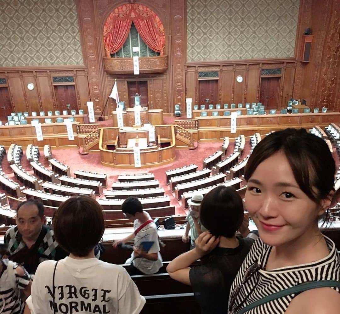 上妻未来さんのインスタグラム写真 - (上妻未来Instagram)「国会議事堂の見学に行ってきました👩🏻‍🎓 ・ ・ テレビで観る機会は多いけど、実際に行くと会場の空気が重く凛とした気持ちになりました✨ 建物もすごく広くて見応えがあっておもしろかったよ🌿 ・ ・ 中央広間の四方向に、銅像を飾る場所があって、 板垣退助、大隈重信、伊藤博文の銅像が置いてあったんだけど、一つだけ空座の所があったの。ここはずっと空いてるみたいで、理由は諸説ありみたい🤭 その諸説きになる。。。 ・ ・ 参観ツアーは午前中で5,000人参加する時もあるんだって😳 ←そんなに人気なんて知らなかった🤭 私は日曜日に行ったので空いてたけど 平日の方が人気みたい✨ #国会議事堂 #見学 #社会科見学みたい #東京観光 #東京住んでるけど #行ったことない場所 #勉強になりますな #tokyo」8月6日 11時29分 - kozuma.m