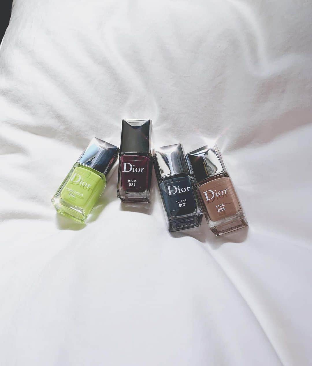 佐川理佳のインスタグラム：「Dior VERNIS 🌴 502  rush hour  881  9 a.m. 807  12 a.m. 828  4 p.m.  今回のコレクションとても可愛い♡ 自宅も現場バッグもコスメで溢れているのに、懲りずに増やしてしまう...」