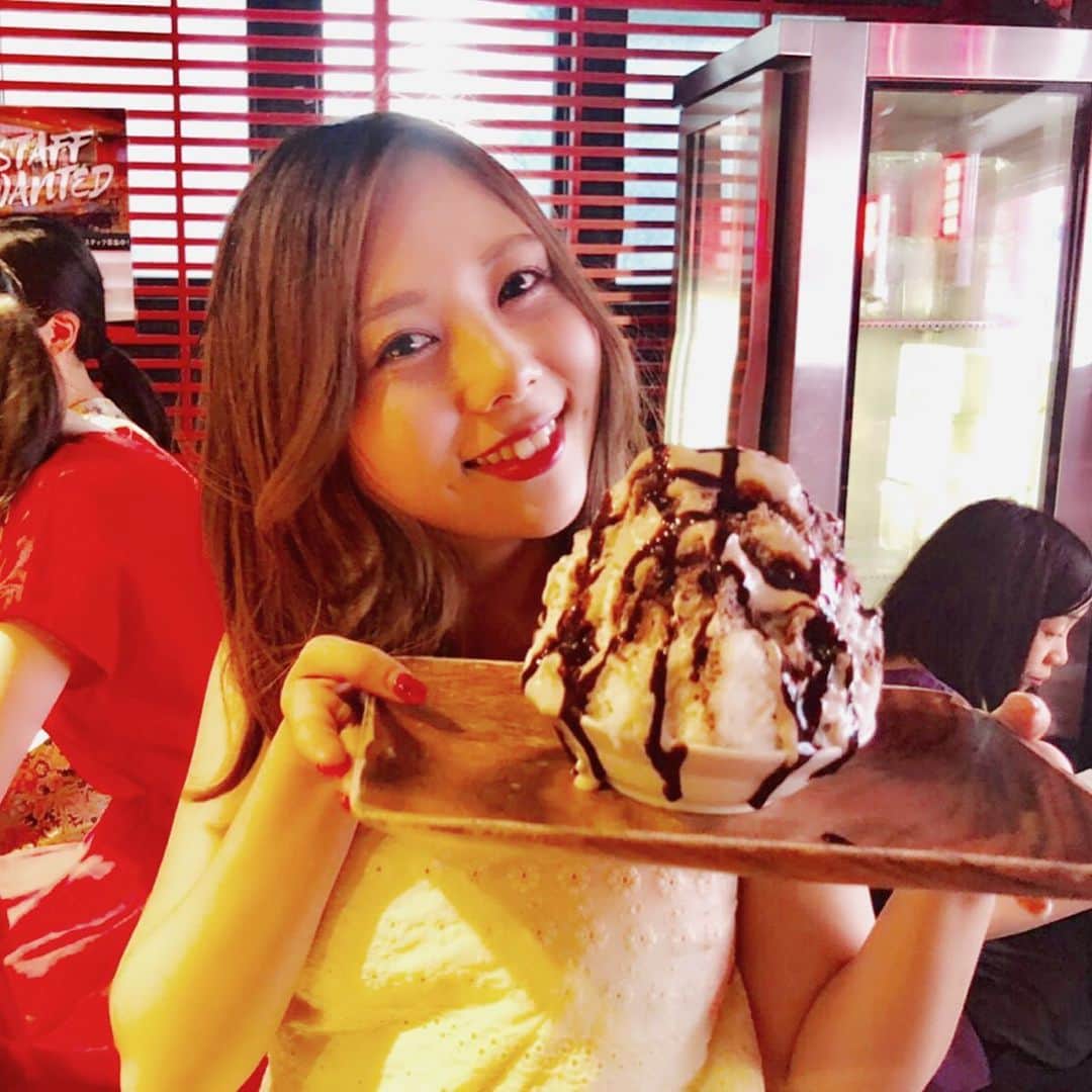 西村季里子のインスタグラム：「・ 六本木のかき氷バー"yelo"🍧 ココナッツチョコバナナ味食べた🥰 こんな美味しいかき氷初めて食べた💗 かき氷だからあっという間に食べてなくなって 切なかったなぁ〜〜〜🥺 また食べに行きたい！ かき氷屋さんもっと開拓したい！ 暑くて嫌になるけど 暑いうちに食べに行かないとね👌🏻🌺 #かき氷#六本木#かき氷バー#yelo #ココナッツチョコバナナ#🥥#🍫#🍌 #マンゴー#🥭#マンゴーdx#生クリーム #スイーツ#デザート#sweets #desert #follow#followme」