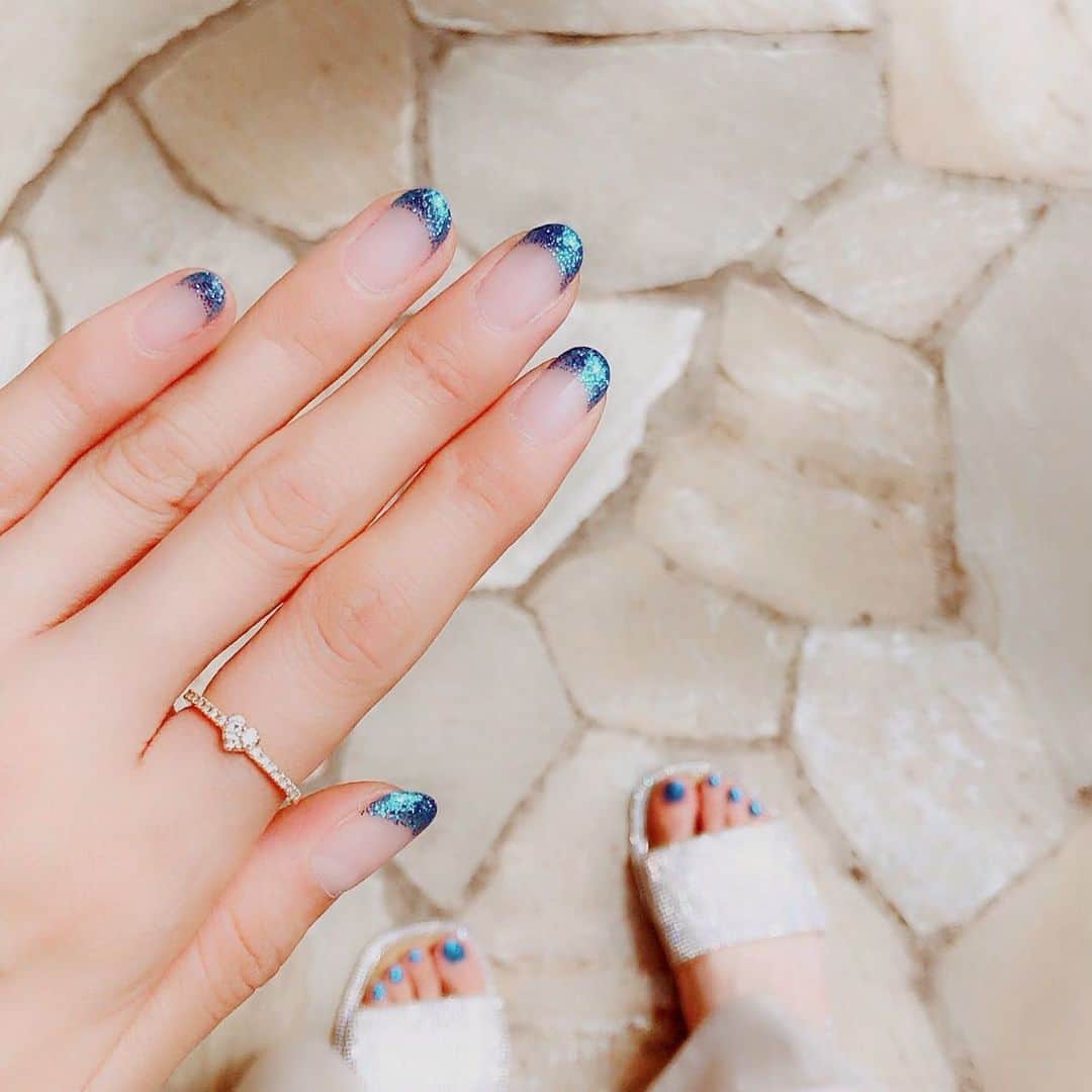 えれなさんのインスタグラム写真 - (えれなInstagram)「夏にだけするブルーラメのネイル💅✨ 今年も💙✨ #nails  #selfnail  #ジェルネイル #ブルーラメ #1年で1番派手 #フットネイル #三段ラメ #デーハー #えれな #💙」8月6日 11時53分 - elena1982312