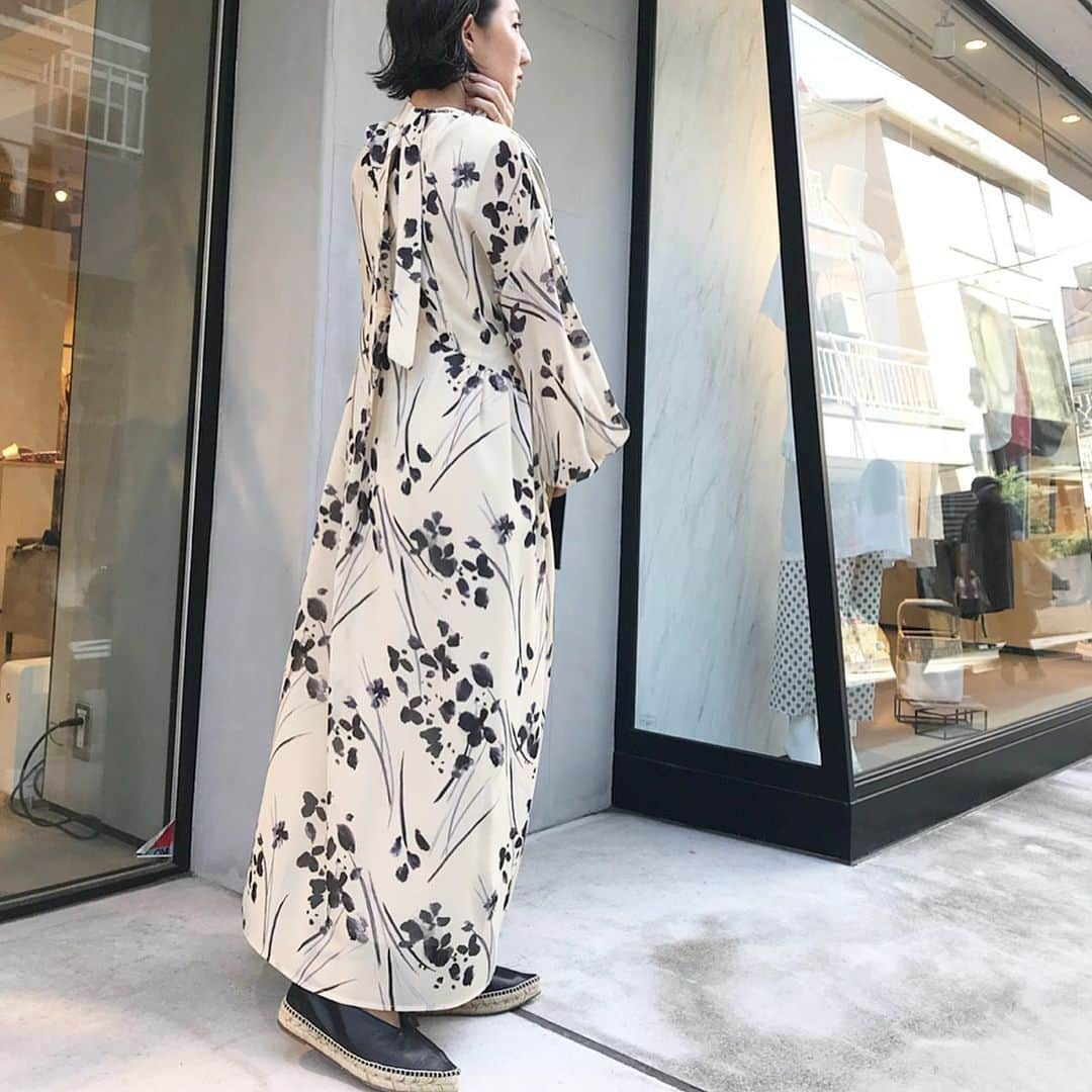 渡辺由香さんのインスタグラム写真 - (渡辺由香Instagram)「#elendeek_ootd #ootdfashion #coordinate #awfashion ハワイから帰って ちゃんとオンオフ切り替えて お仕事開始してますよ👍🏻 やっぱり東京ではちょっと夏なものに飽きて新しい新作が欲しくなる！ 今期のAWイチオシの展示会でオシャレな方々からオーダー多数の大人フラワーなプリントワンピは前後で着れて、逆に着るとボウタイなデザインに前に着るとハイネック感に✔️ ビンテージライクなデシン素材だから、真夏の暑い日以外はオールシーズン着れちゃうのも嬉しい！ 最近、シーズンレスなワンピはずっとクローゼットのよく着るコーナーを陣取ってますw special priceはもちろん 新作もWEB UP中！ このワンピはいよいよ、明日12時発売だからチェックしてね #flowerprint #elendeek #shoes #celine #bag #elendeekselect #今日の服 #ワンピコーデ #大人コーデ #秋服コーデ」8月6日 11時54分 - yukawatanabe_hanabo