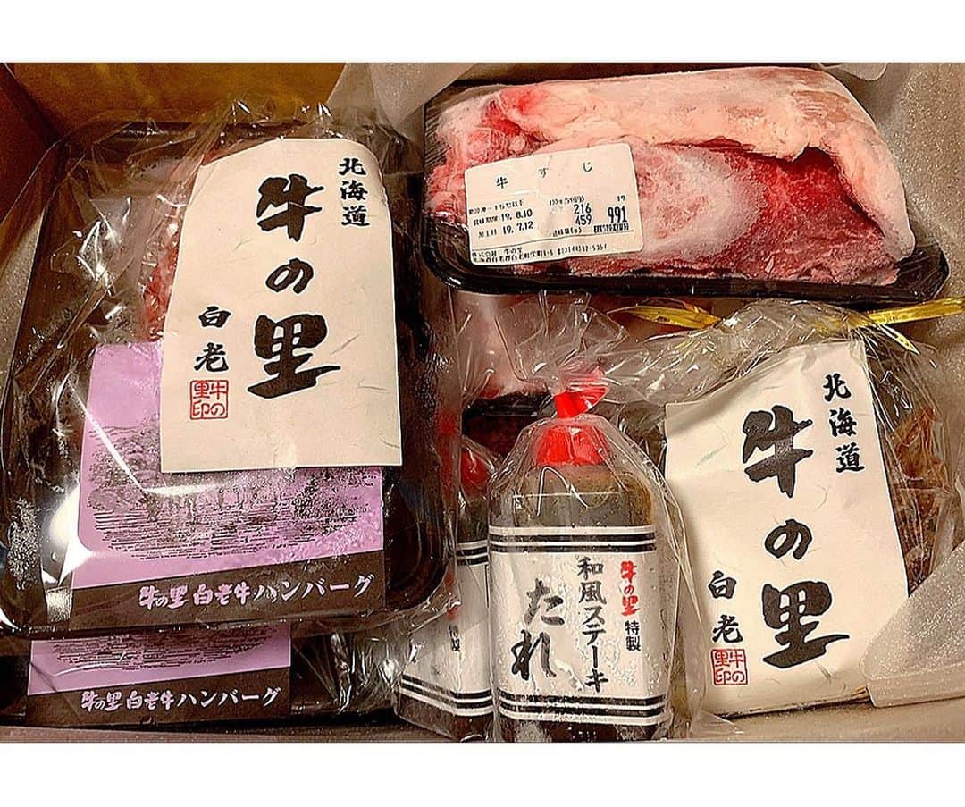 百合華さんのインスタグラム写真 - (百合華Instagram)「北海道の『牛の里』から送った白老牛のお肉がいっぱい届いたので、お仕事がお休みの日にお友達を誘って白老牛パーティー🎶﻿ ﻿ ハンバーグやローストビーフは焼くだけ切るだけだから、牛スジの赤ワイン煮込みに時間と愛情をたっぷり注いでみました✨✨✨﻿ ﻿ ローストビーフサラダの自家製ドレッシングにモンサンミッシェルで購入したバルサミコ酢を使ってみたり、世界の様々な特産物をコラボレーションさせてのおもてなしにみんなが喜んでくれて嬉しい限りです🥰💕﻿ ﻿ #京都 ﻿ #パーティー﻿ #おうちごはん ﻿ #お家ご飯 ﻿ #ハンバーグ﻿ #ローストビーフ﻿ #ローストビーフサラダ ﻿ #牛スジ﻿ #赤ワイン煮込み﻿ #バルサミコ酢 ﻿ #自家製ドレッシング﻿ #おもてなし」8月6日 11時54分 - yurika.lovelily