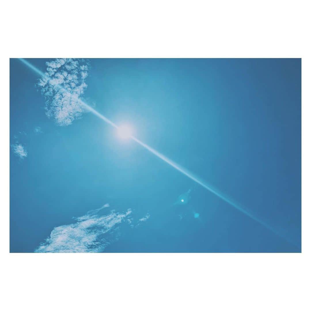 竹仲絵里さんのインスタグラム写真 - (竹仲絵里Instagram)「8月6日  今日も暑い  それでもやっぱり  空は青くて 雲は白いのがいいな  日本だけじゃなく  世界中が そんな空であって欲しいな  #竹仲絵里 #カメラ女子 #カメラ日和 #写真部 #photography #photooftheday #skyblue #8月6日 #青い空 #peace」8月6日 11時55分 - eri_takenaka
