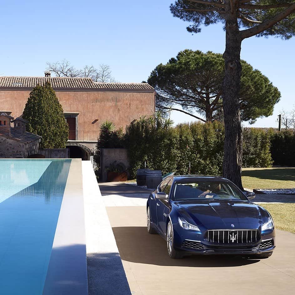 Maserati Japan | マセラティ ジャパンのインスタグラム：「エレガントに仕立てられたイタリアンスタイルが象徴的なクアトロポルテ。モータースポーツの血統を継いだパワフルなエンジンを搭載し、くつろぎとスポーツ性を両立したパフォーマンスを実現しました。 #Maserati #マセラティ  #MaseratiJapan #マセラティジャパン #Quattroporte #クアトロポルテ」
