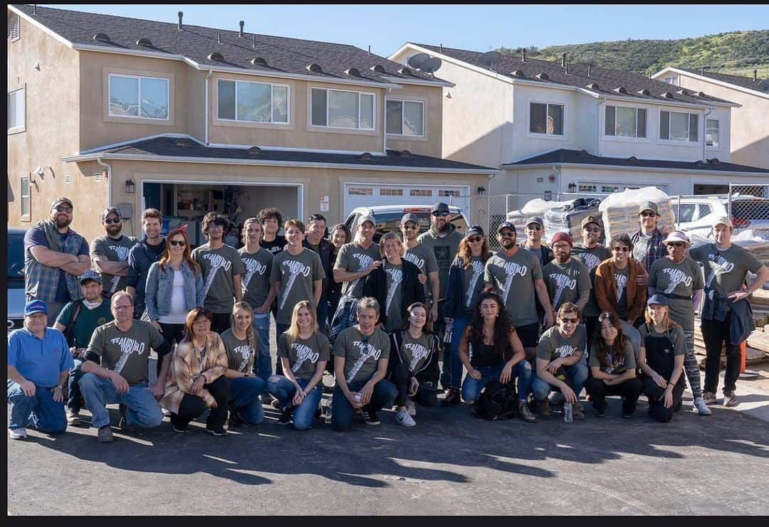 ジョン・ロス・ボウイさんのインスタグラム写真 - (ジョン・ロス・ボウイInstagram)「Last March, a bunch of actors and musicians helped put the finishing touches on some houses for veterans. I had a great time and I’m gonna do it again this fall. Wanna help us raise money for supplies? There’s a link in my bio!!! #celebs4vets」8月6日 11時56分 - johnrossbowie