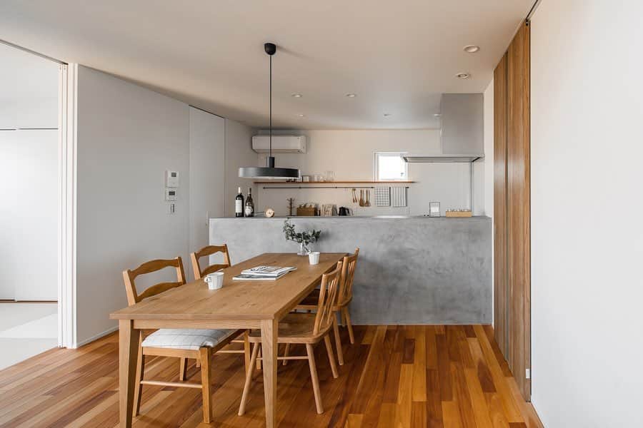 ルポハウス一級建築士事務所さんのインスタグラム写真 - (ルポハウス一級建築士事務所Instagram)「・ ・ ・ 水や傷にも強いモールテックスのキッチンカウンター。 ・ マホガニー床の温かさと、クールなモールテックスのコントラストが美しい空間です。 ・ ・ ・ 𓐌𓐌𓐌𓐌𓐌𓐌𓐌𓐌𓐌𓐌𓐌𓐌𓐌𓐌𓐌𓐌𓐌𓐌  ルポハウスの施工事例はこちらまで☞ @reposhouse  𓐌𓐌𓐌𓐌𓐌𓐌𓐌𓐌𓐌𓐌𓐌𓐌𓐌𓐌𓐌𓐌𓐌𓐌 #ルポハウス は#ちょっとかっこいい家 を"友人のために" という思いでつくっています。 一生に一度の#マイホーム。 「あなたにしかできない」×「ルポハウスだからできる」で、 私たちだけの#家づくり を思いっきり楽しんでみませんか？！ ・ ・ ・ #住宅 #注文住宅 #新築一戸建て #デザイナーズ住宅  #一級建築士事務所 #設計事務所  #滋賀県大津市 #滋賀県草津市 #滋賀県栗東市  #滋賀県近江八幡市 #キッチンインテリア #ダイニングインテリア #モールテックス #mortex #マホガニー #マホガニー床 #無垢フローリング」8月6日 11時59分 - reposhouse