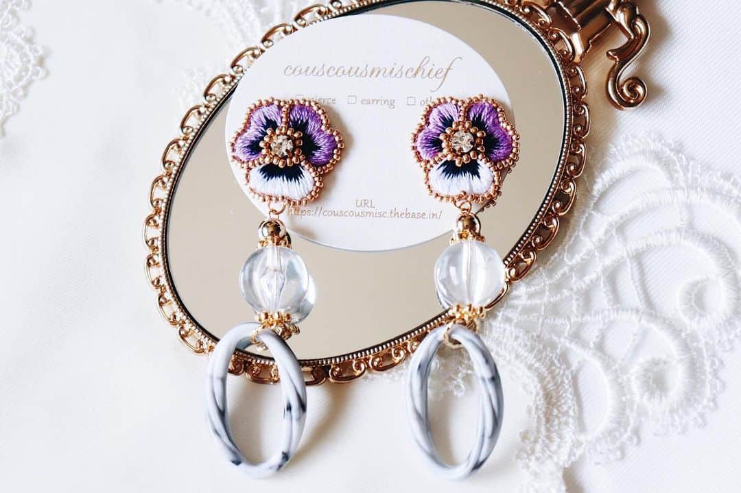 handmade shopのインスタグラム：「online shopオープンしてます◯﻿ ﻿ まだ暑い日が続きますが秋にむけて﻿ 大ぶりのアクセサリーいかがでしょうか🌼﻿ ﻿ ニットに耳元でゆらゆら揺れるアクセサリー﻿ 想像するだけでも可愛いです😍﻿ ﻿ 季節の変わり目は﻿ 小物から季節感を出すのがおすすめです👌﻿ シックな色合いの﻿ アクセサリーもありますので﻿ ぜひご覧になってみてください🌸﻿ ﻿ ﻿ online shopちょこちょこと﻿ ご注文いただいてます🌷﻿ ありがとうございます😊﻿ ﻿ 早い方で本日から発送しています！﻿ 裏仕上げにお時間かかるものは﻿ 発送までもうしばらく﻿ お待ちくださいね◯」