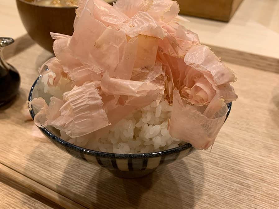 松元克央さんのインスタグラム写真 - (松元克央Instagram)「: 昨日 慎理さんと渋谷区鴬谷町にある2ndかつお食堂さんの所へお邪魔しました。🐟 : : 目の前で鰹節を削ってもらい、白いご飯に乗っけて、 そのまま食べたり、醤油をかけたり、卵をかけたりして食べました🙌 とても美味しかったです🍚🍚 : : そして、店長の永松さんがとてもお話しやすく、面白い人でした🤣 鰹愛もかなり伝わりました🐟🐟 : : 本当におすすめなので、ぜひ😊 #2ndかつお食堂#鰹#鰹節」8月6日 12時04分 - katsuhiro.matsumoto77