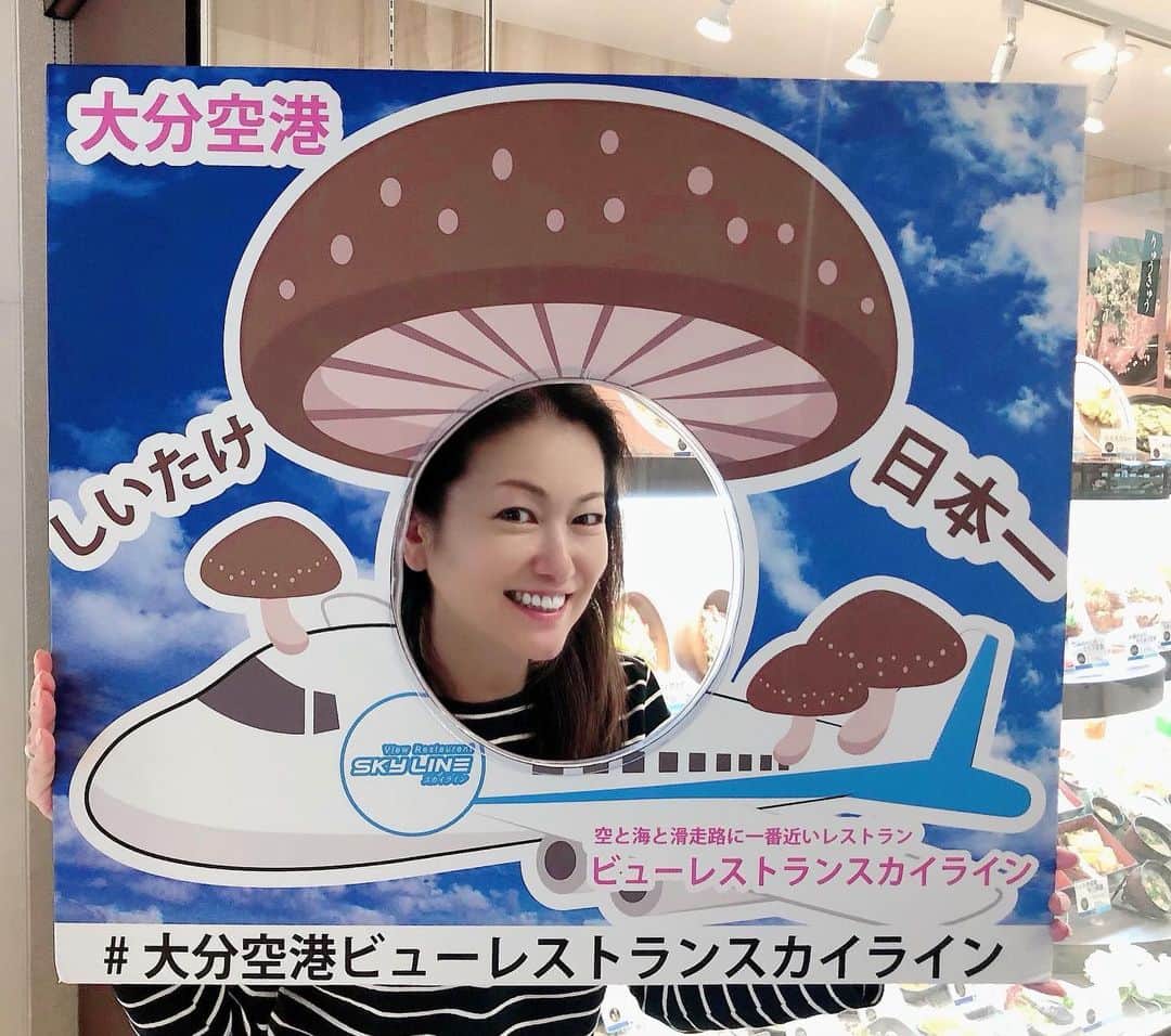 岡安弥生さんのインスタグラム写真 - (岡安弥生Instagram)「大分空港で時間あるときは、必ず、ここで、とり天をいただきますっ！美味しい〜。リュウキュウも^_^#大分空港#レストランスカイライン#空港三階#空港メシなのにレベル高い#とり天定食#とり天#リュウキュウ#ぶり#顔出し写真#名物料理#oitaairport #飛行機飛ぶかな#台風8号#雨が刺さったので目が痛い#大分空港ビューレストランスカイライン#昨日と同じもの食べてる件」8月6日 12時15分 - yayoin3