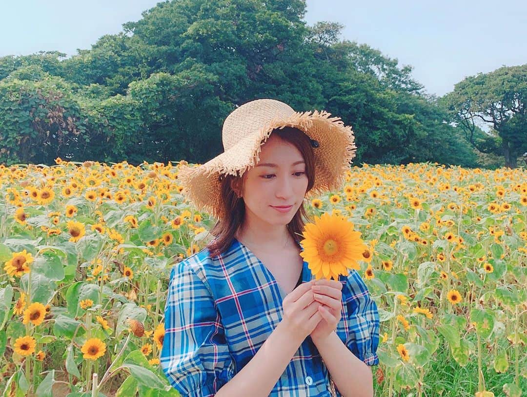 瀬口かなさんのインスタグラム写真 - (瀬口かなInstagram)「台風大丈夫でしょうか。 昨日台風来る前にひまわり畑に行ってきました🌻👒 ． 夏らしいことしてる😹✨ 無料で摘み取りもできてまだ咲いてないひまわりもあったしこれから行っても良さそう😍マリーゴールドも沢山咲いてて綺麗でした🌼 ． ． ． #ひまわり #ひまわり畑 #能古島 #能古島アイランドパーク #sunflower #福岡 #fukuoka #nokonoshima #マリーゴールド #麦わら帽子 #チェックワンピース #ootd #fasion #ファッション #zara #ninamew」8月6日 12時12分 - seguchikana