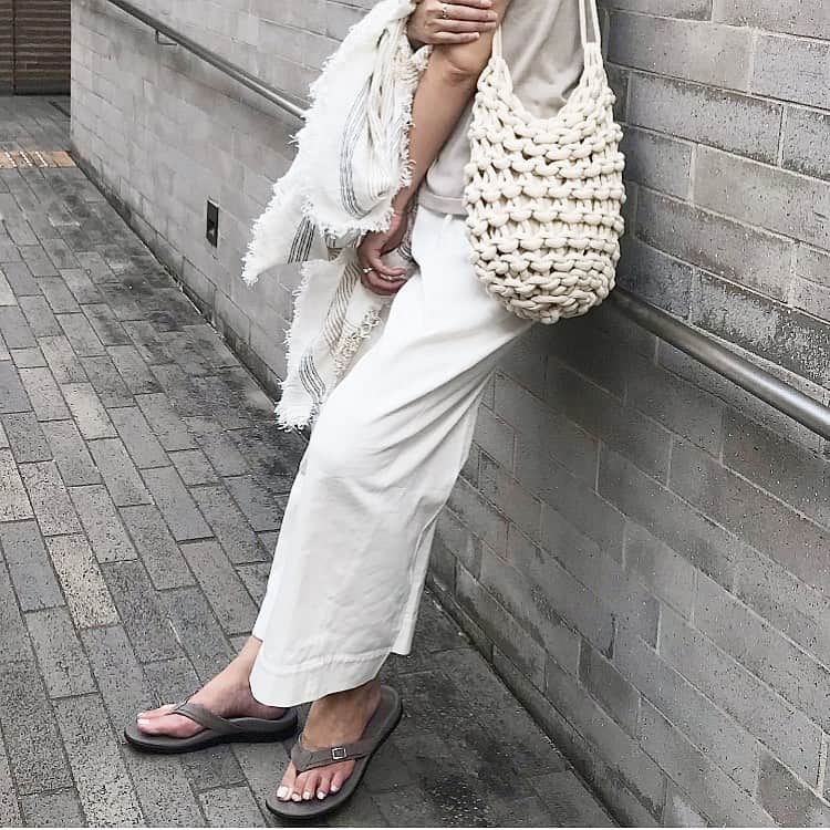 のインスタグラム：「_______ Comfort sandals 👟✨✔️ . 前にポストしたホワイトトーンコーディネートの足元。  トップスの色に合わせて、 #VIONIC パティのグレージュを履いてみました。 . このサンダルは足病医がデザインしたもの。 生体力学に基づいて設計されているとのことで、  しっかり足にフィットしてくれる。 . 土踏まずの形に合わせてインソールが加工されているので 履いていてとっても気持ちがいい。 . 私は内側に傾く外反扁平足気味なので、 これを履いていると膝の位置が上がり姿勢も良くなる。 . 長時間歩く時や立っていることが多い日に履いています。 . 足を気遣い正しい歩行を意識すると、 体の歪みからくる肩こりや腰痛も軽減されそう。 . 可能なかぎり、普段から取り入れてみようと思いました。 . . #throwback  #PR #パティ .」