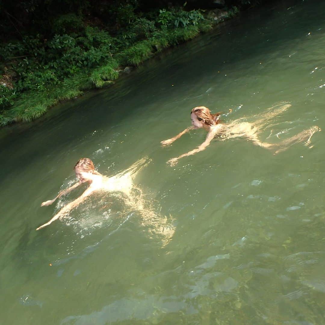 浅田美穂さんのインスタグラム写真 - (浅田美穂Instagram)「10代の頃、青春を共に過ごしたなっちゃん🌱﻿ 母親になっても、遊び方とか何も変わらない。 #伝説の面接 #水が大好き」8月6日 12時13分 - asada_miho