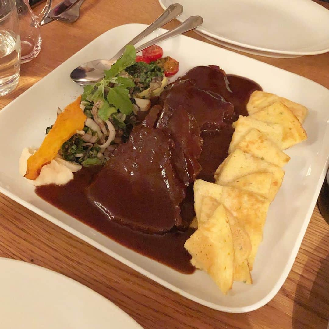 岡田育さんのインスタグラム写真 - (岡田育Instagram)「🇦🇹🍷🐂🦌 / 🇩🇪🍷🐂 / 🇮🇹🍷🐂🐖 @ottenthal_restaurant #ottenthalberlin @rutz_berlin #rutzberlin #muretlabarba #berlin #ベルリン #beefcheeks #venisonsteak #beefbourguignon #vitellotonnato #porkhearts . . クーダムにあるオッテンタール、一週間に二度行きました……デザートも美味しそうだったんだけど（カイザーシュマーレン！）メイン一皿を二人で分けて満腹、辿り着けず。次こそウィーン行きたい。」8月6日 12時24分 - okadaic