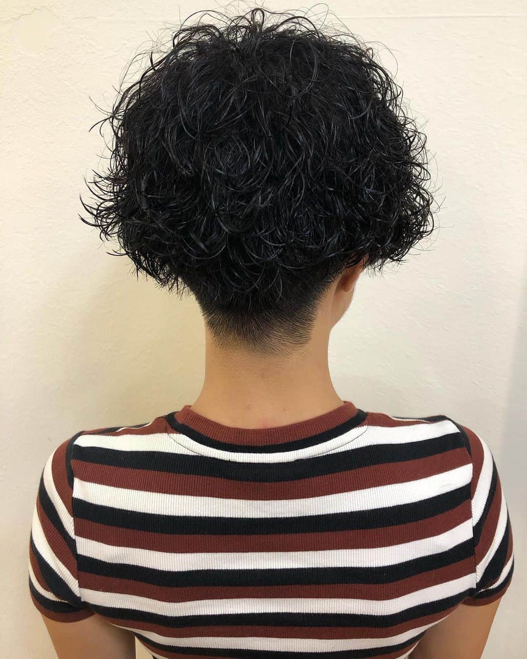 salon PRATiNO(サロンプラチノ)のインスタグラム：「. 💗カットだけでイメチェン💗. . 数ヶ月前にスパイラルパーマを かけてあるので カットだけでこんなにも イメチェンしちゃいます✨ 前回かけたスパイラルのカール感が そのままいい感じに出てくれてるので、 カールの出方や頭の形を考えて カットしました💗 耳上もネープも刈り上げしてるのに スパイラルパーマのカール感が女らしさを 出してくれるので こんなにバッサリショートにカットしても 仕上がりがとっても可愛い❣️ カッコ可愛い女性に大変身💙💙 女性のメンズショートスタイルもおススメです！ . . 【CLAVIS PRATINO】 ◇月曜日～土曜日 11:00～20:00 ◇日曜日 11:00～18:00 ※時間外はお問い合わせください。 愛知県名古屋市中区錦3-4-19石垣ビル７Ｆ ☎︎052-962-7017 . . #hairstyle #hair #cornrow #clavispratino #pratino #hairsalon #FIBREPLEX #nagoya #haircolor #love #特殊ヘア #ブラックヘア  #コーンロウ #ブレイズ  #派手髪 #ヘアカラー  #外国人風カラー#バレイヤージュ #グラデーション  #美容室 #ヘアサロン #クラビスプラチノ #名古屋 #栄 #錦」