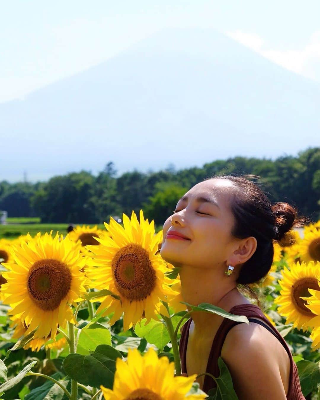 武智志穂さんのインスタグラム写真 - (武智志穂Instagram)「夏が大好きだーーーーー！﻿ ﻿ ﻿ #japan #日本 #山中湖 #花の都公園 #ひまわり畑 #富士山﻿」8月6日 12時20分 - shiho_takechi