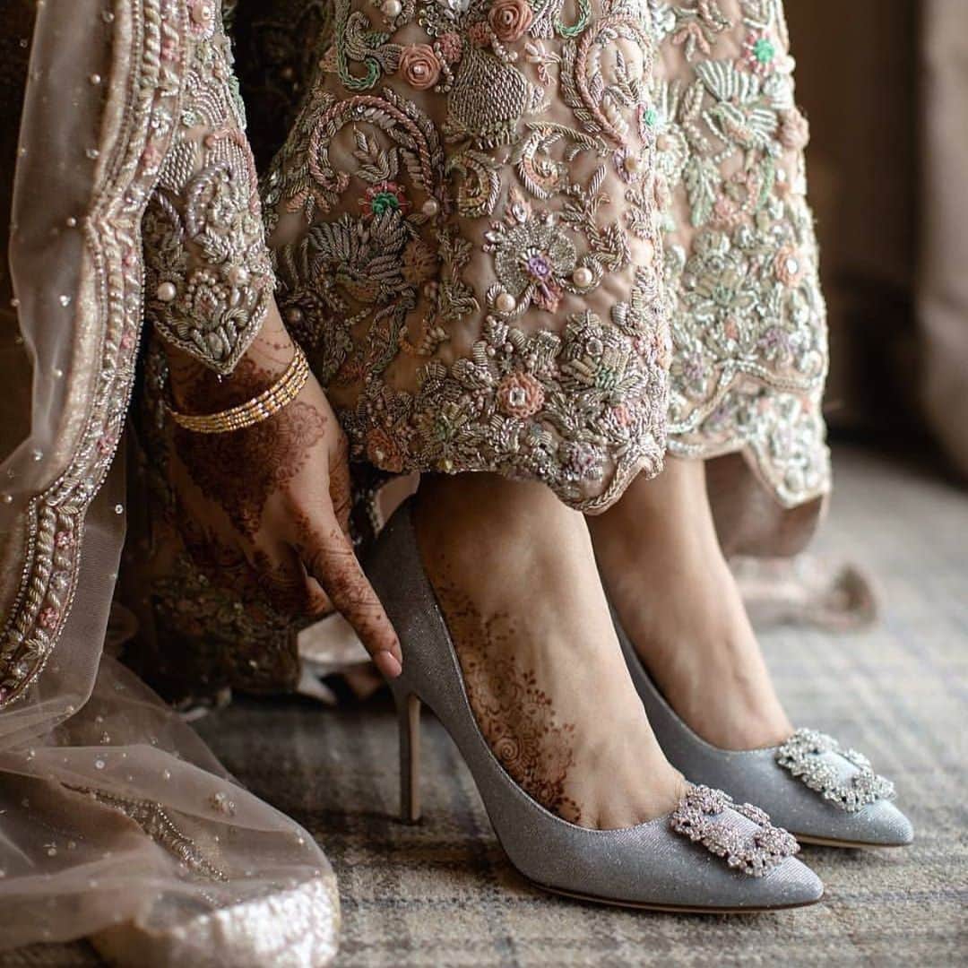 Indianstreetfashionさんのインスタグラム写真 - (IndianstreetfashionInstagram)「Bridal shoes so pretty 😱😍 #indianstreetfashion @indianstreetfashion #indianwedding  #wedding #weddingsofinstagram #instawedding  #indianwedding #bridesofindia #bridesofinstagram #indianbridaloutfit #weddinglook  #bridallook #bridestyle #weddingtrend #trend #trending  #jewellery #weddinginspo #weddingplanner #weddingblogger #weddingplanner #destinationwedding #bridaljewellery #couture #weddingjewellery #weddingshopping #weddingseason #jimmychoo #shoes #bridestyle #manoloblahnik #shoes」8月6日 12時22分 - indianstreetfashion
